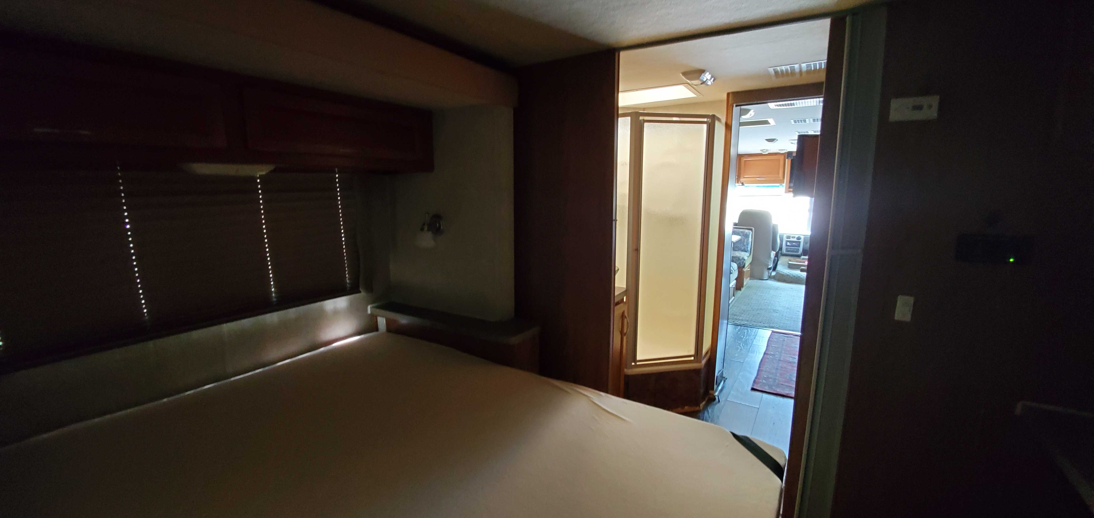 Comfy queen size bed. Fleetwood Storm 2004