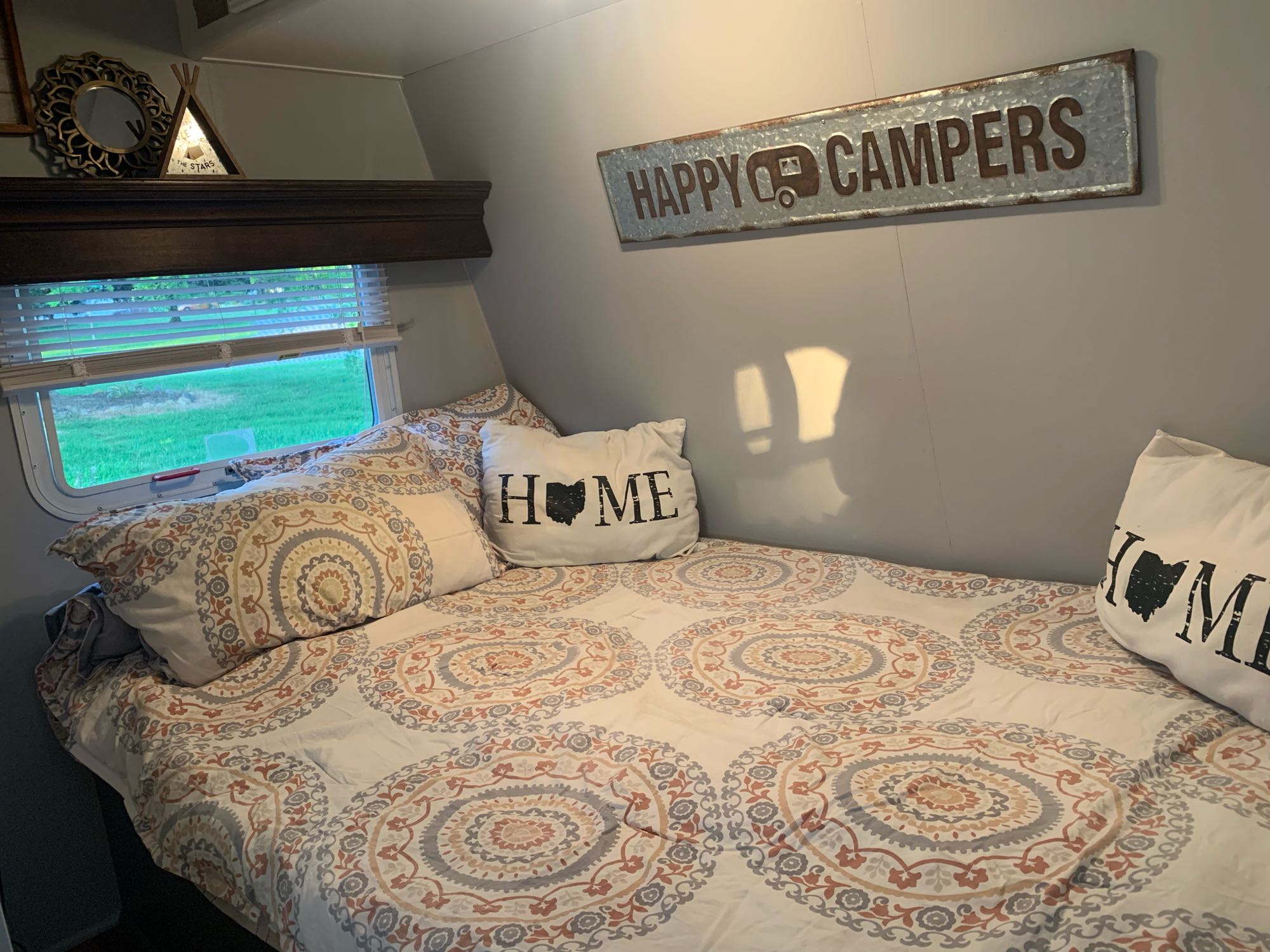 Full Size Bed. Keystone Springdale 2005