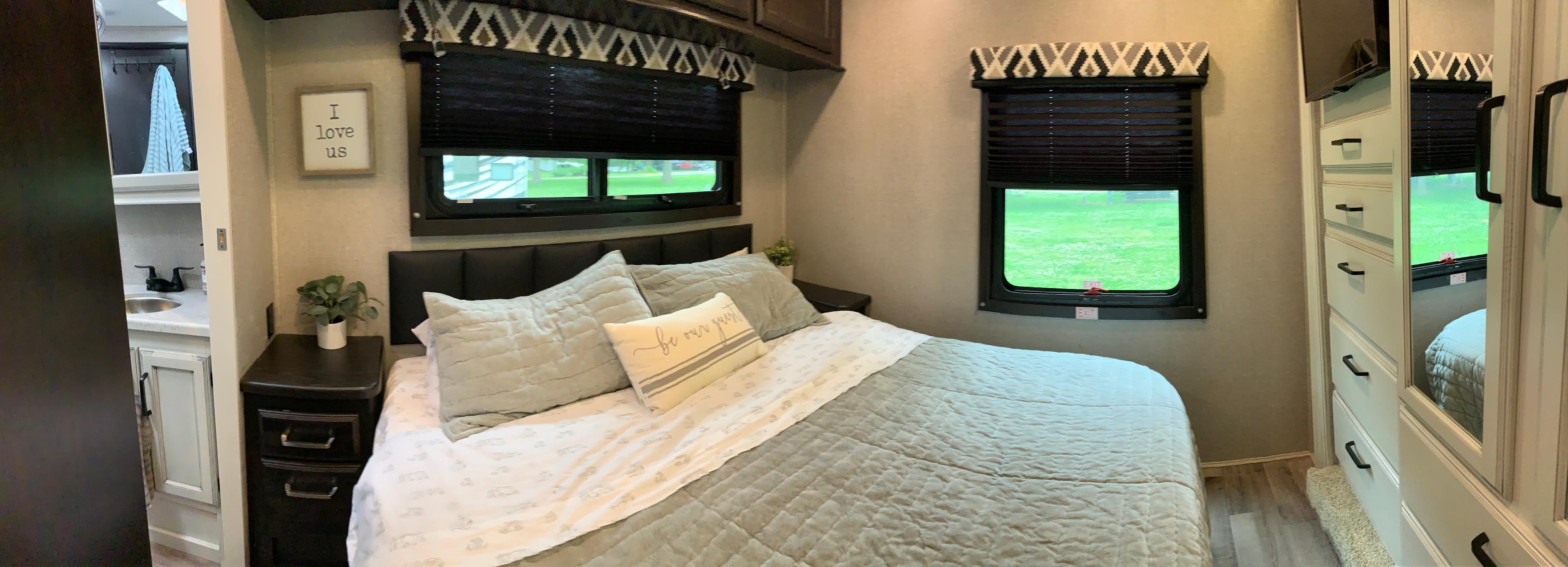 Very Comfortable Queen bed. Entegra Coach Other 2021