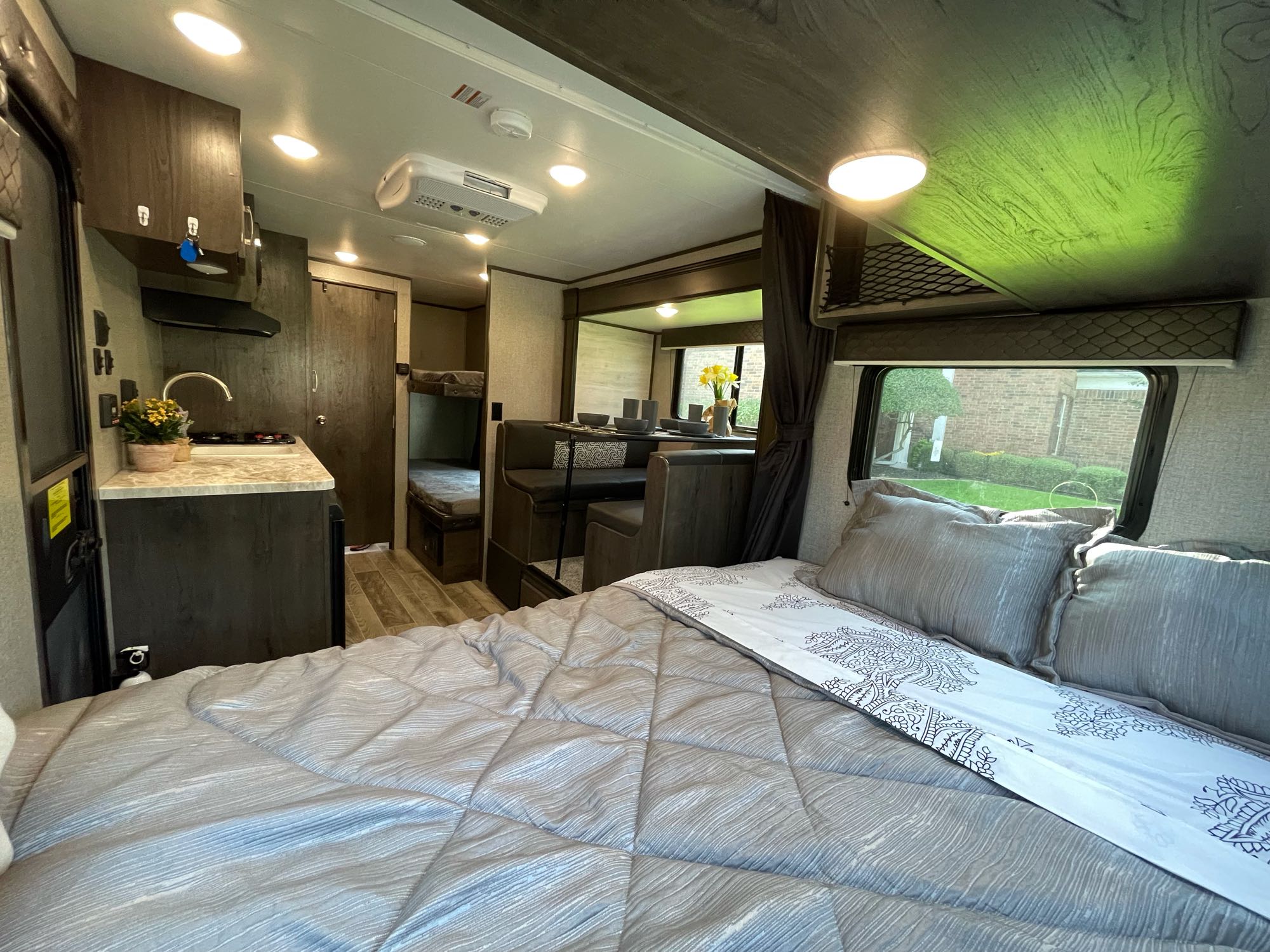 This RV has a spacious interior with nice cabinets and LED lighting throughout. Listen to music in bed with the built-in bluetooth music system.. Jayco Jay Flight SLX 2021