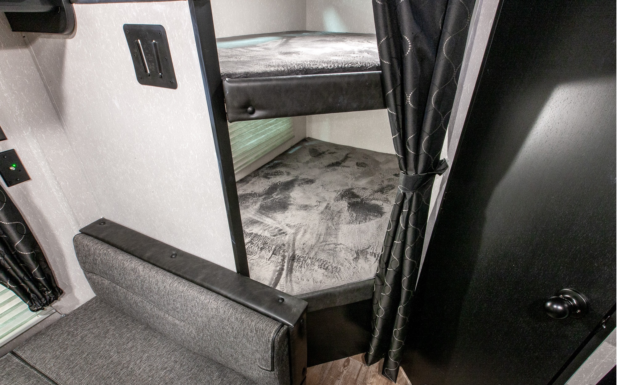 Forest River Cherokee Grey Wolf 2021