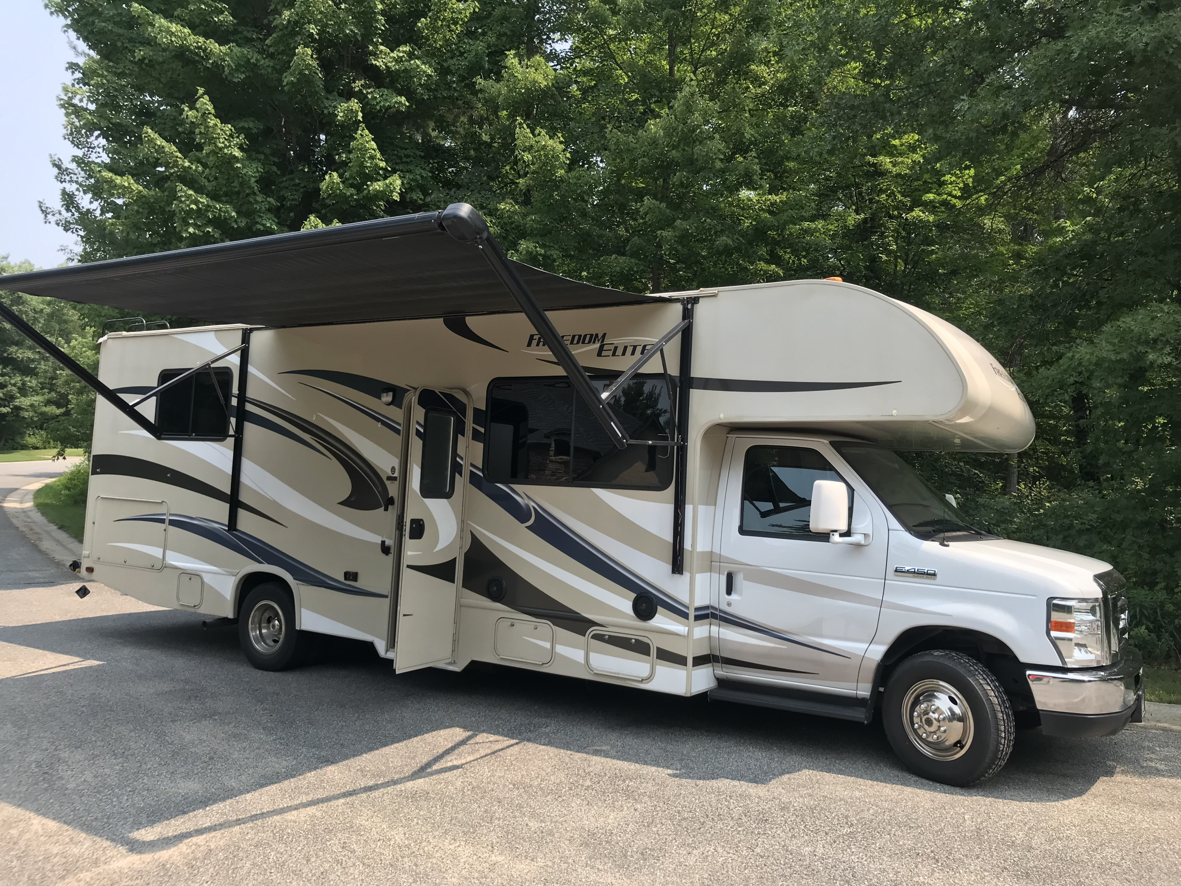2015 Thor Motor Coach Freedom Elite - Lots of beds/slide out/easy to drive!