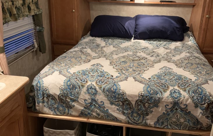 Residential queen size mattress with storage cubbies.. Keystone Springdale 2007