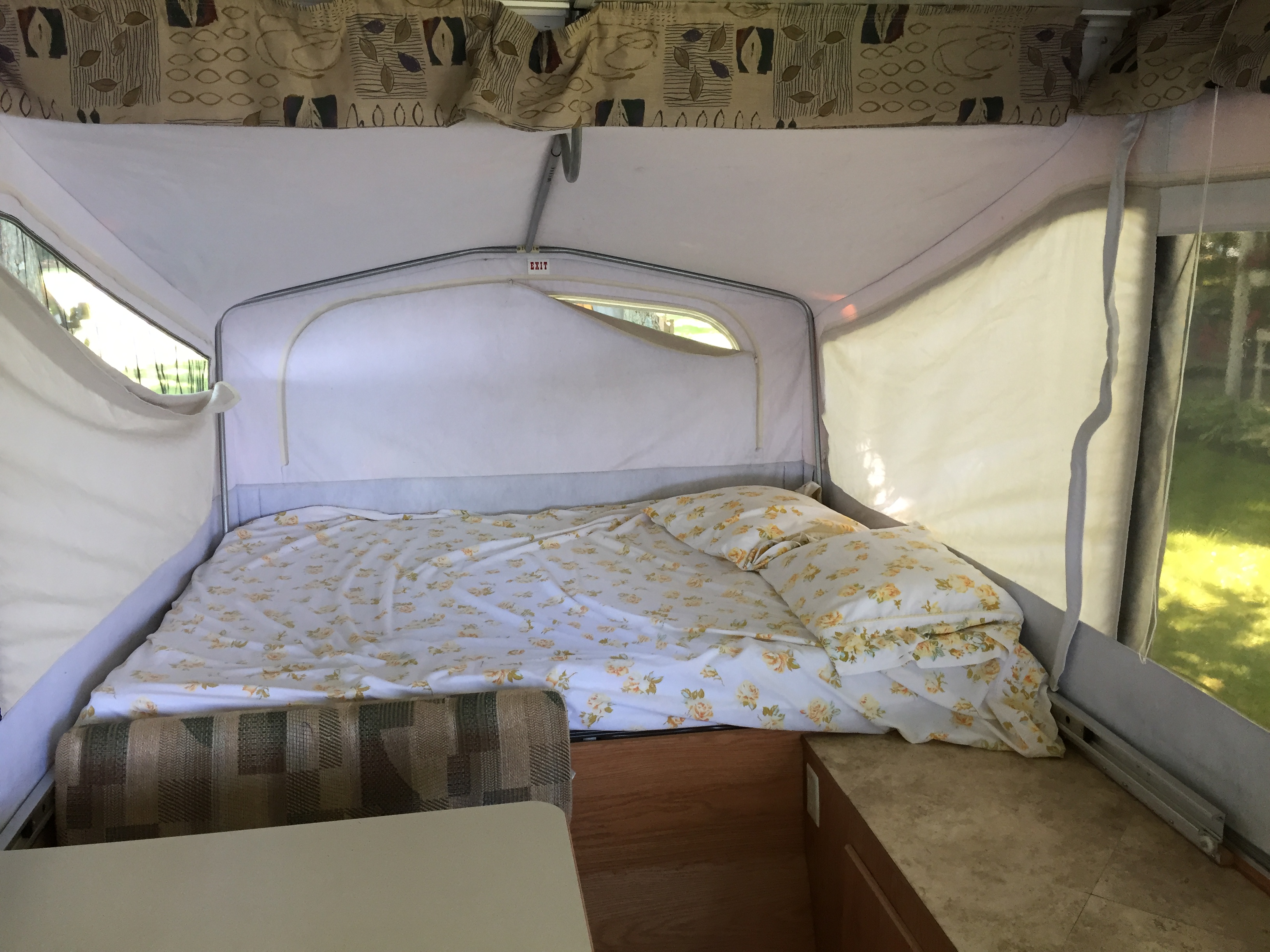 Full-size bed. Best for one adult or 2-3 children (ours sleep in their sleeping bags). Jayco Qwest 2002