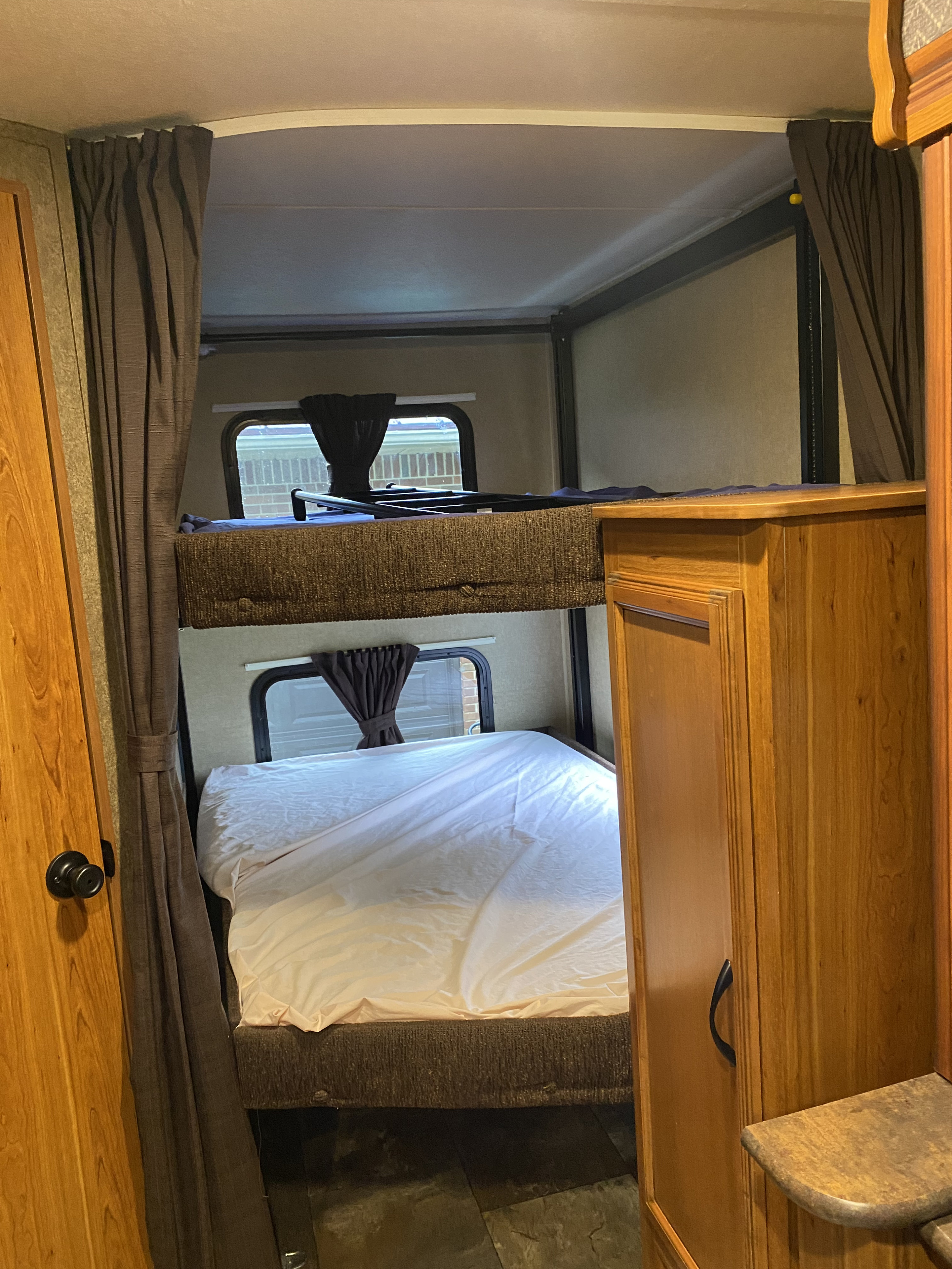 Experience comfort in this RV rental! Two bunk beds with windows, privacy curtains, and a built-in cabinet for storage.. Starcraft Launch 2016