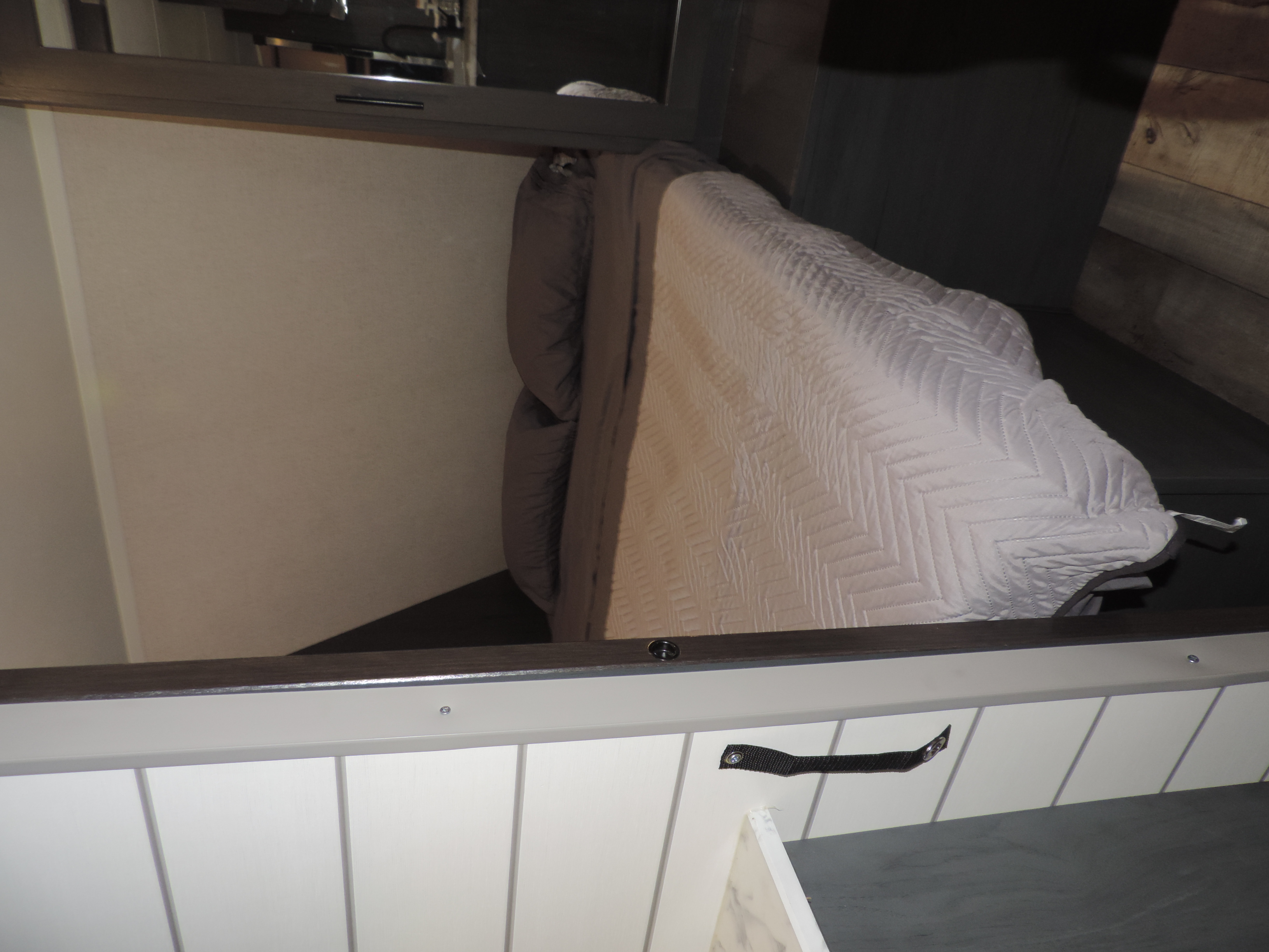 1 Queen Bed
. Dutchmen Other 2021