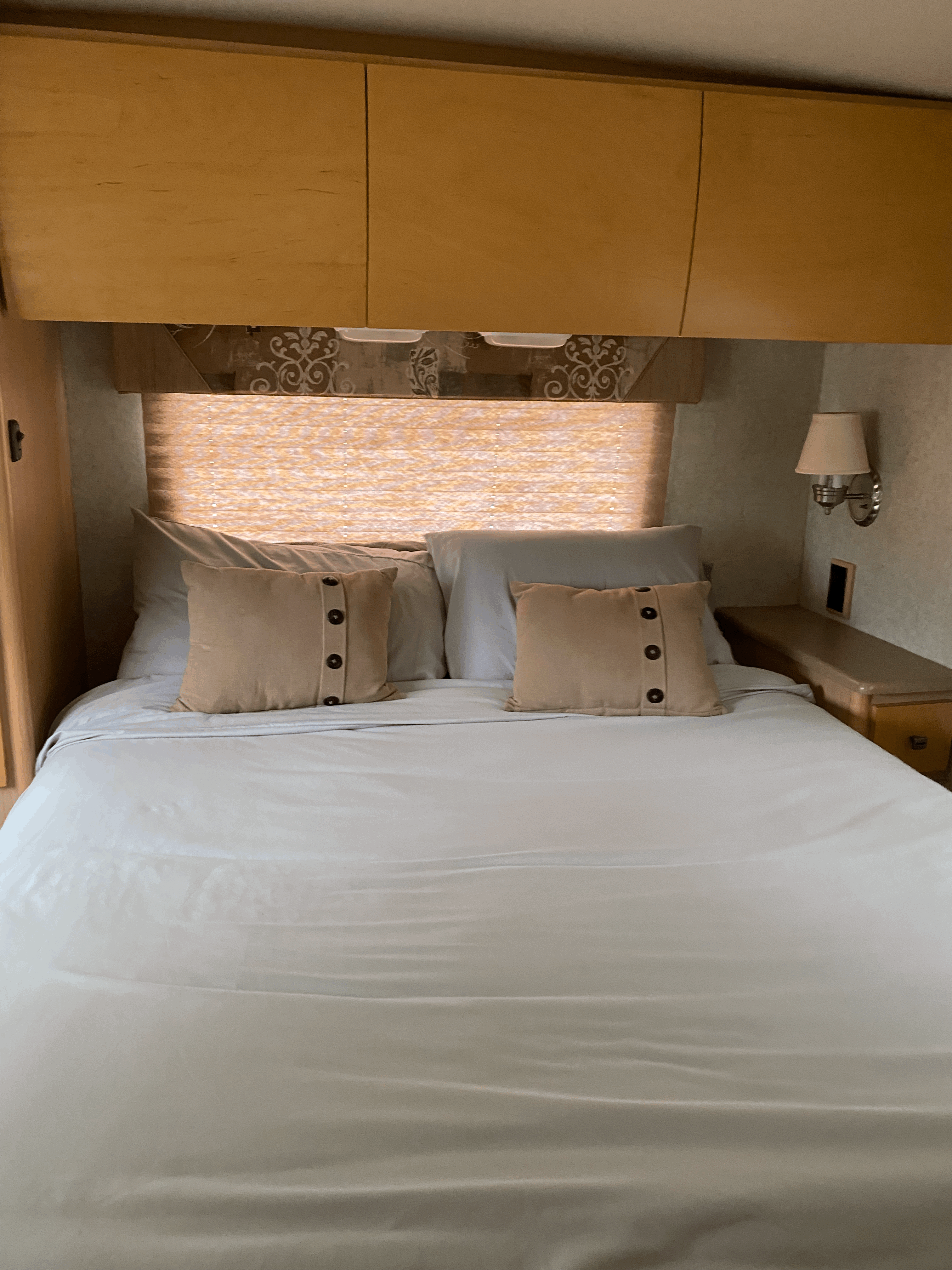 very comfortable queen bed. Winnebago Outlook 2007