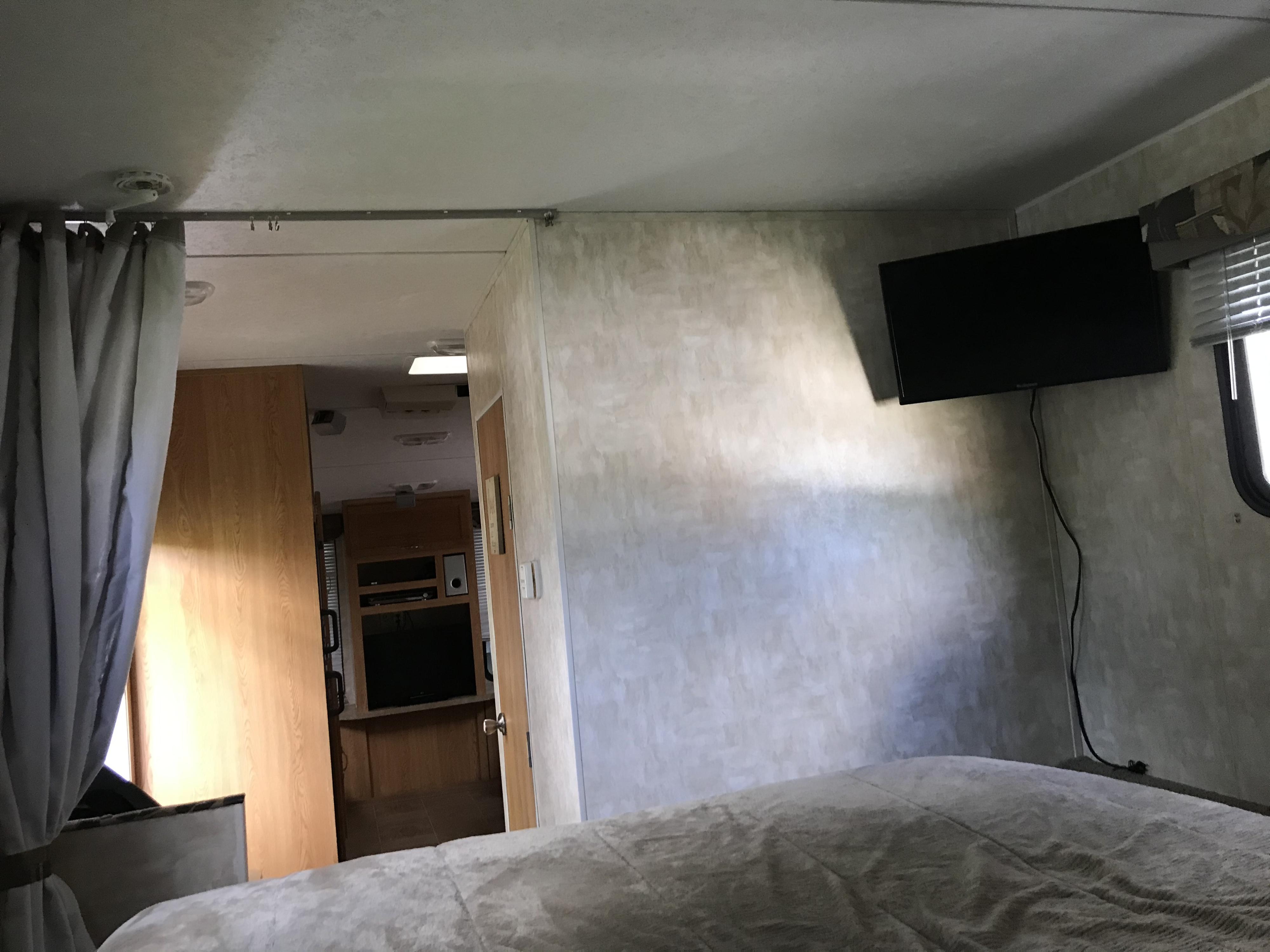 master with personal flat screen. Forest River Cherokee Grey Wolf 2008