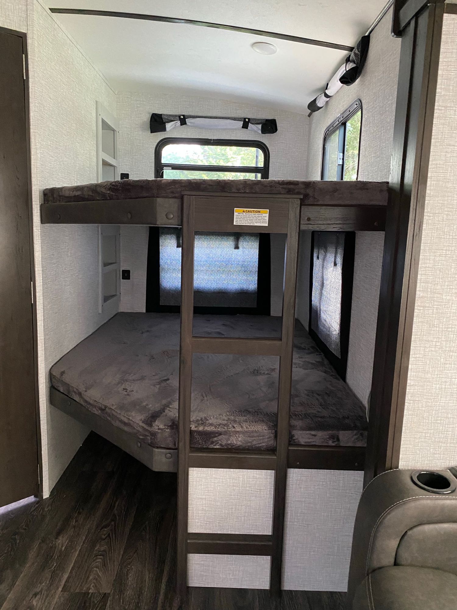 bunk beds (rated at 300 lbs each). Keystone Bullet 2021
