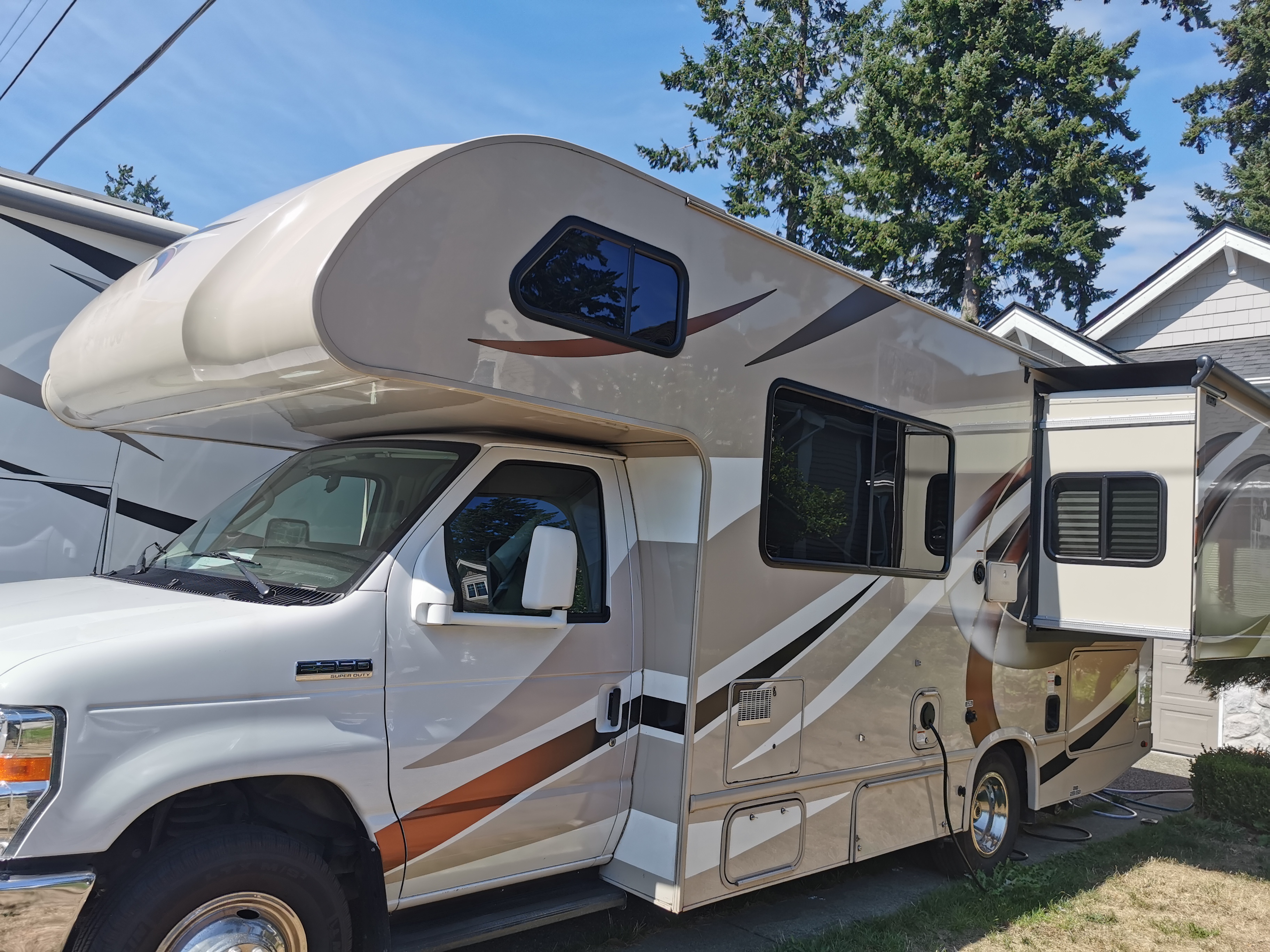 Adventure Awaits! Cozy and Compact 22' Class C
