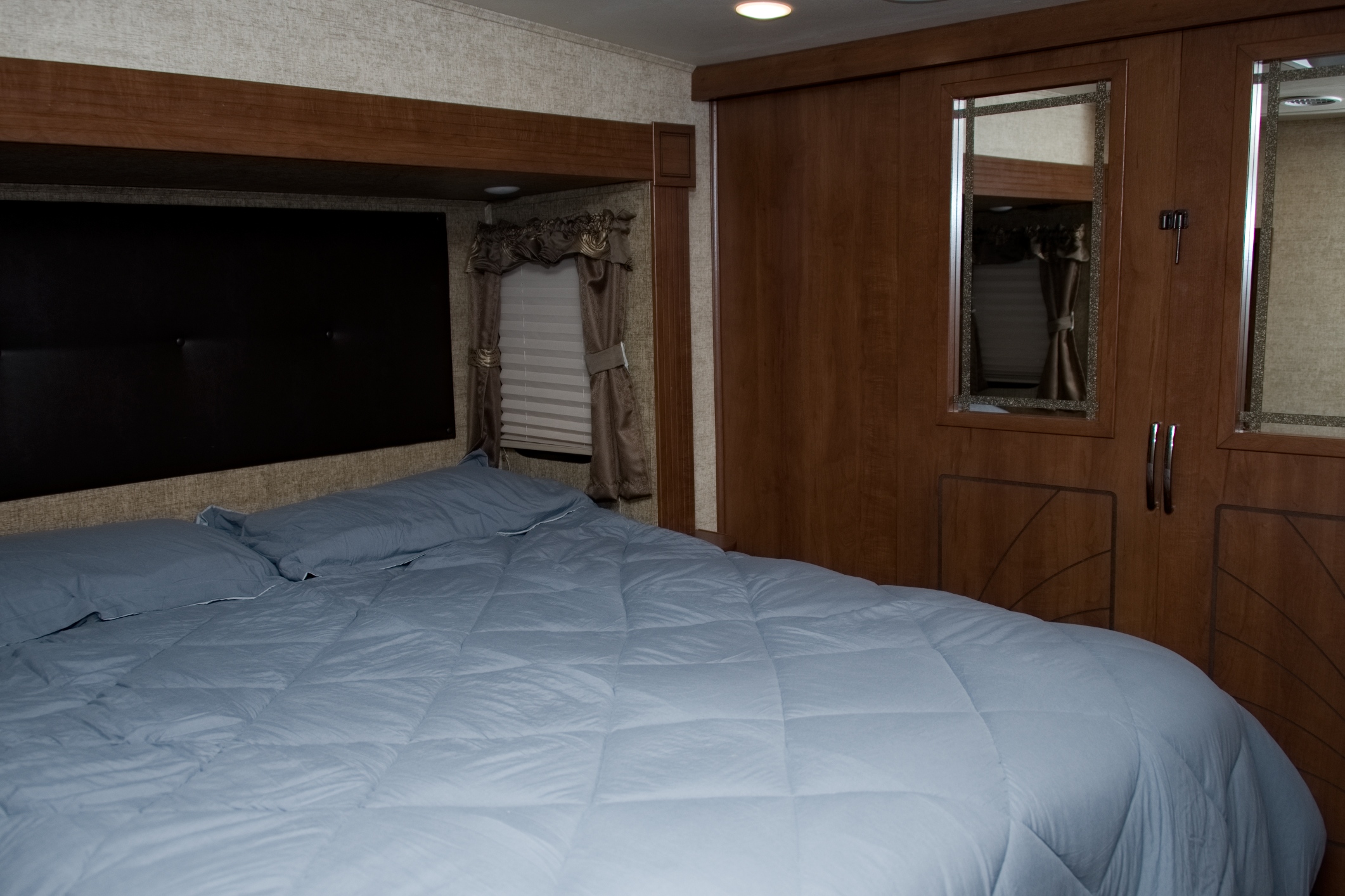 Master bed, king size. Forest River Sierra 2016