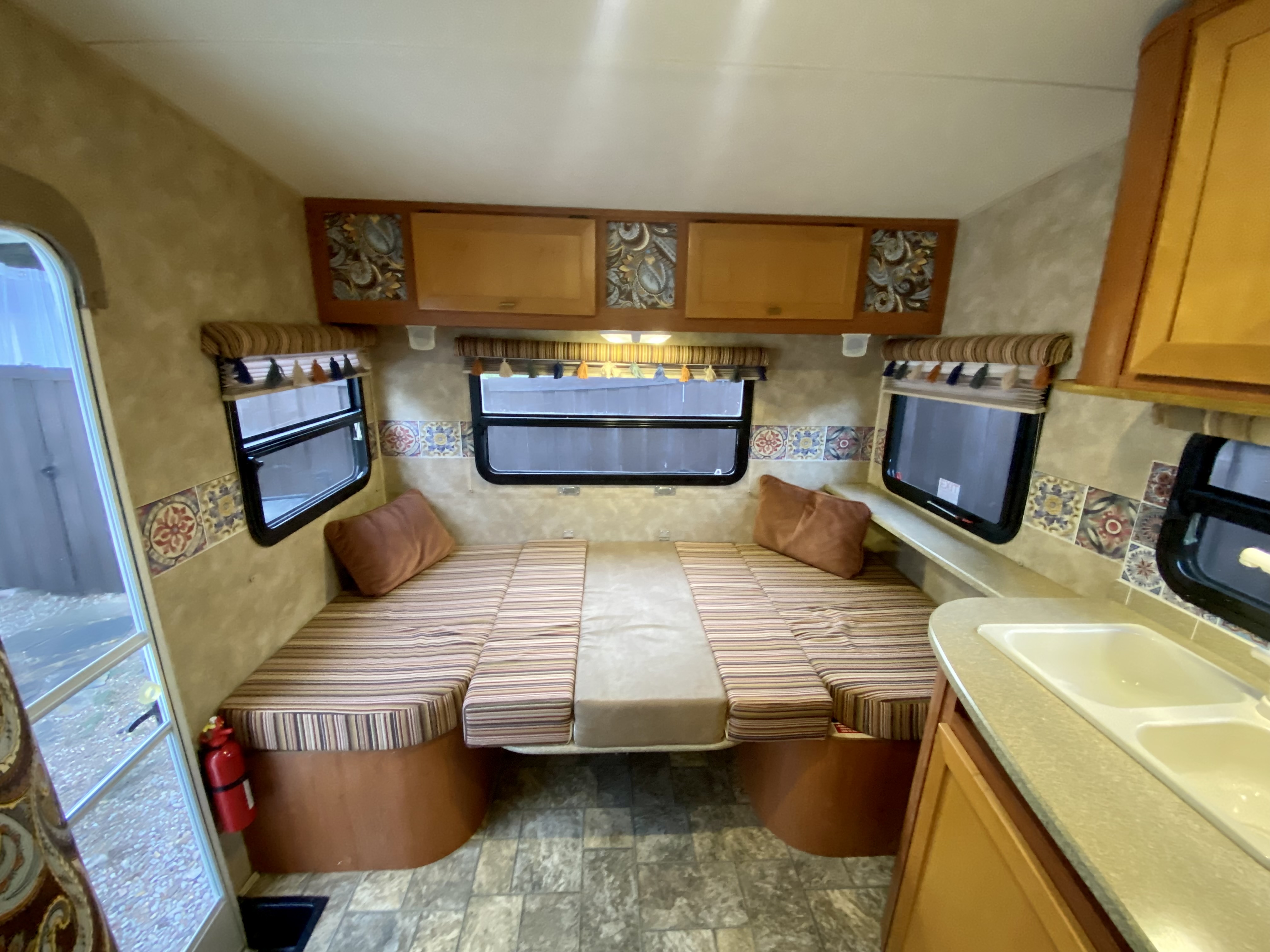 Dining Table Converted into extra bed. Gulf Stream Visa 2012