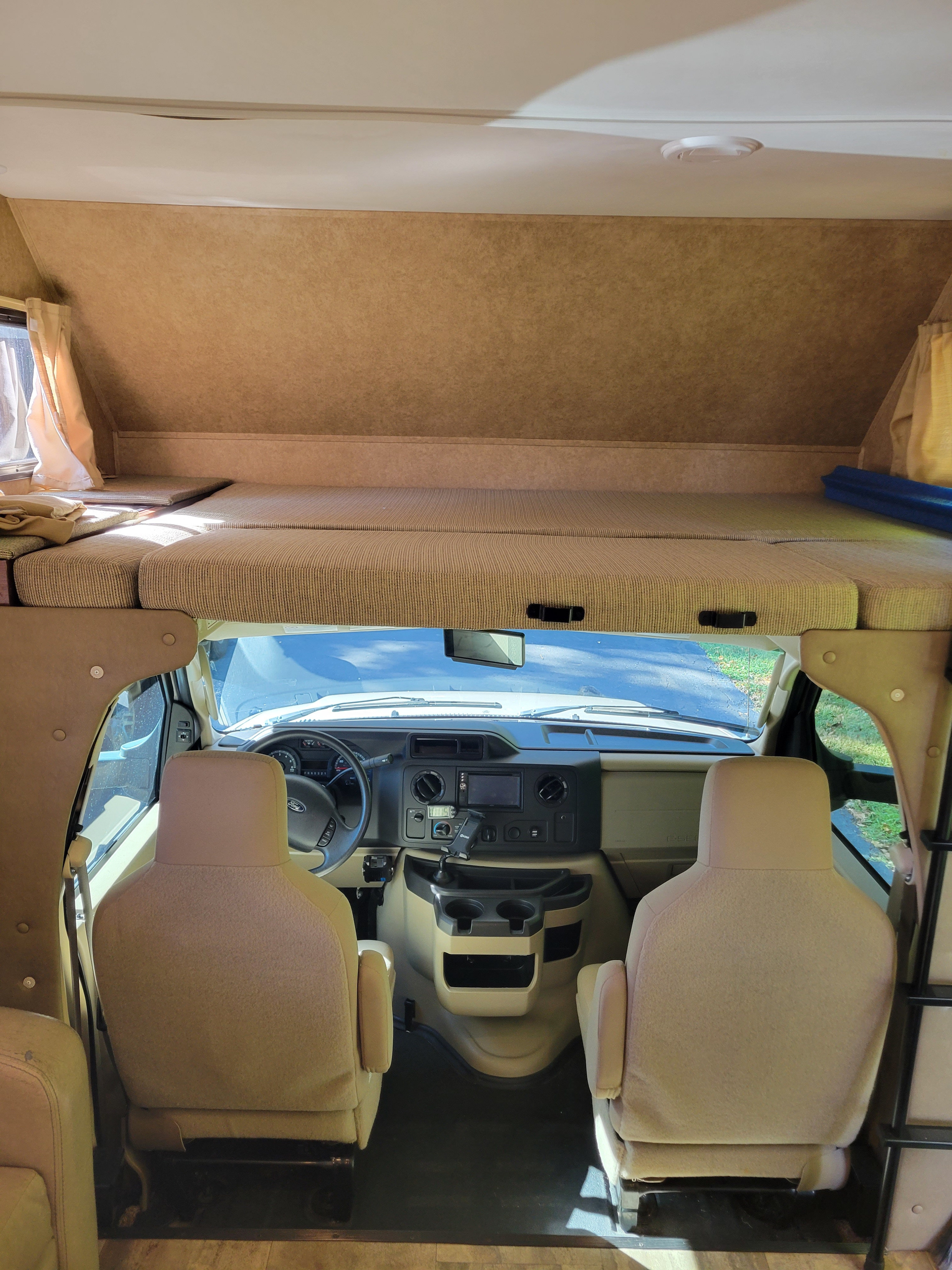 Overhead bunk sleeps 2. Forest River Forester 3011DS 2015