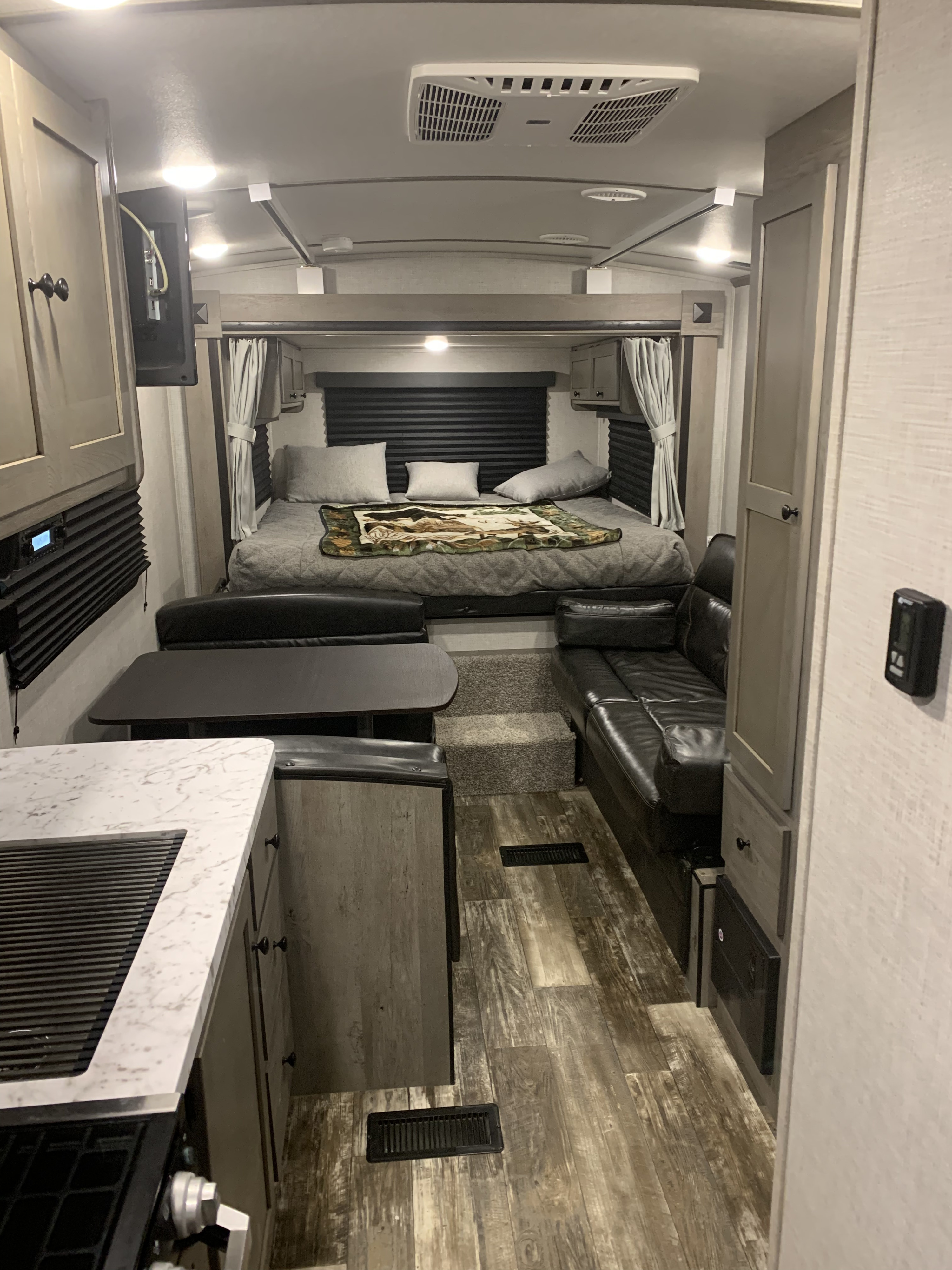 King size bed, dinette and sofa. Keystone Outback 2020