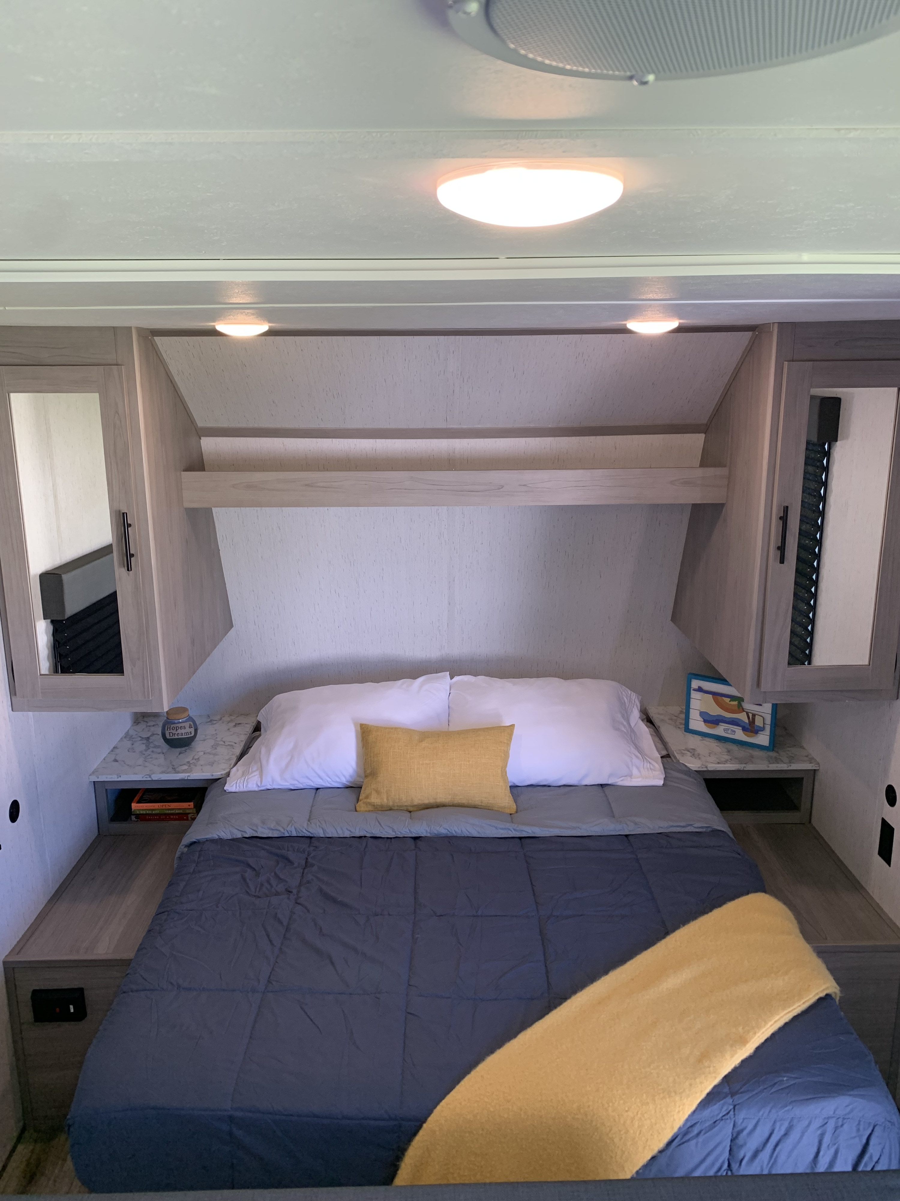 Queen bed + two closets. Dutchmen Coleman Lantern LT 2022