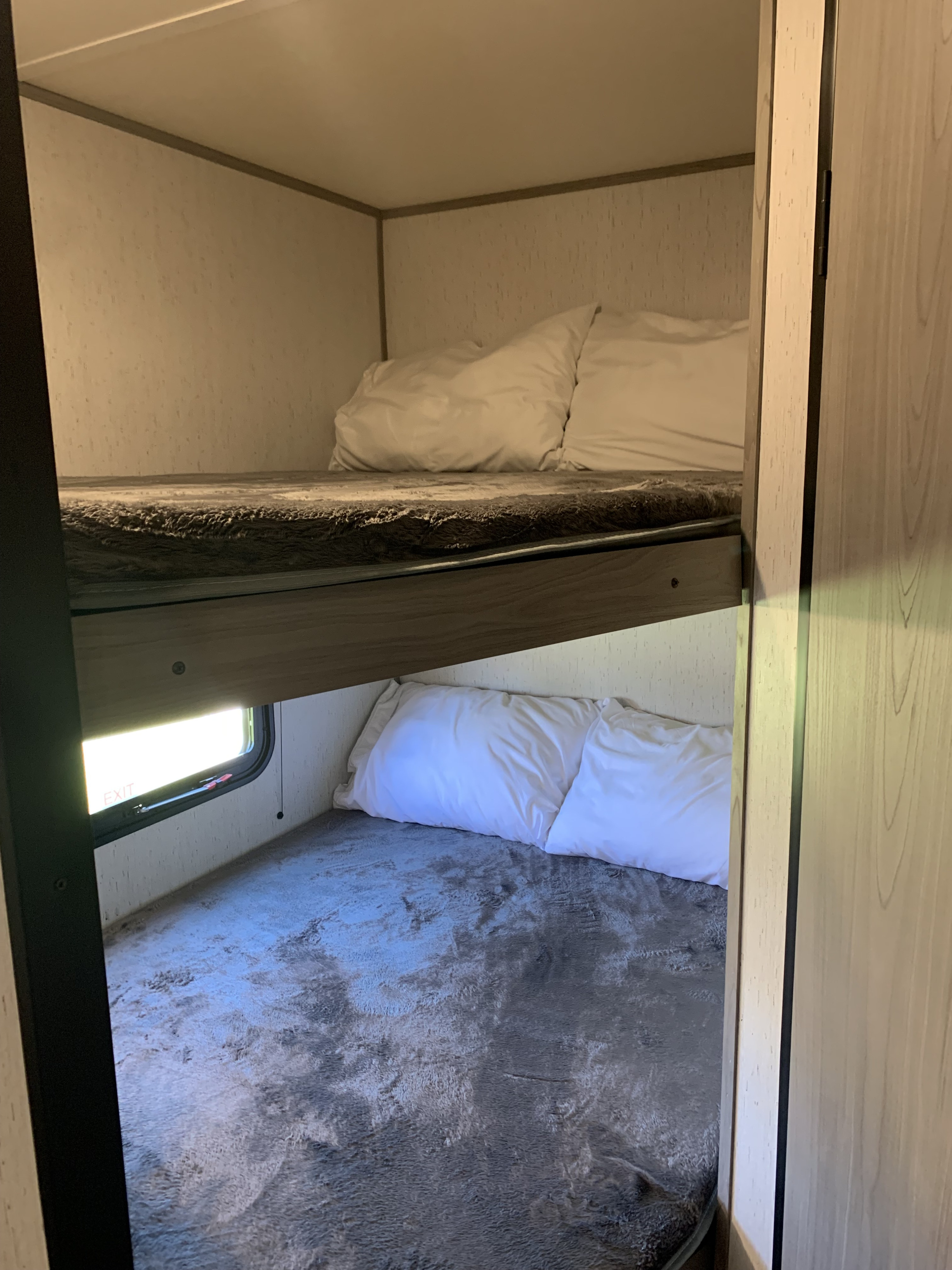 Full Bunk Beds. Dutchmen Coleman Lantern LT 2022