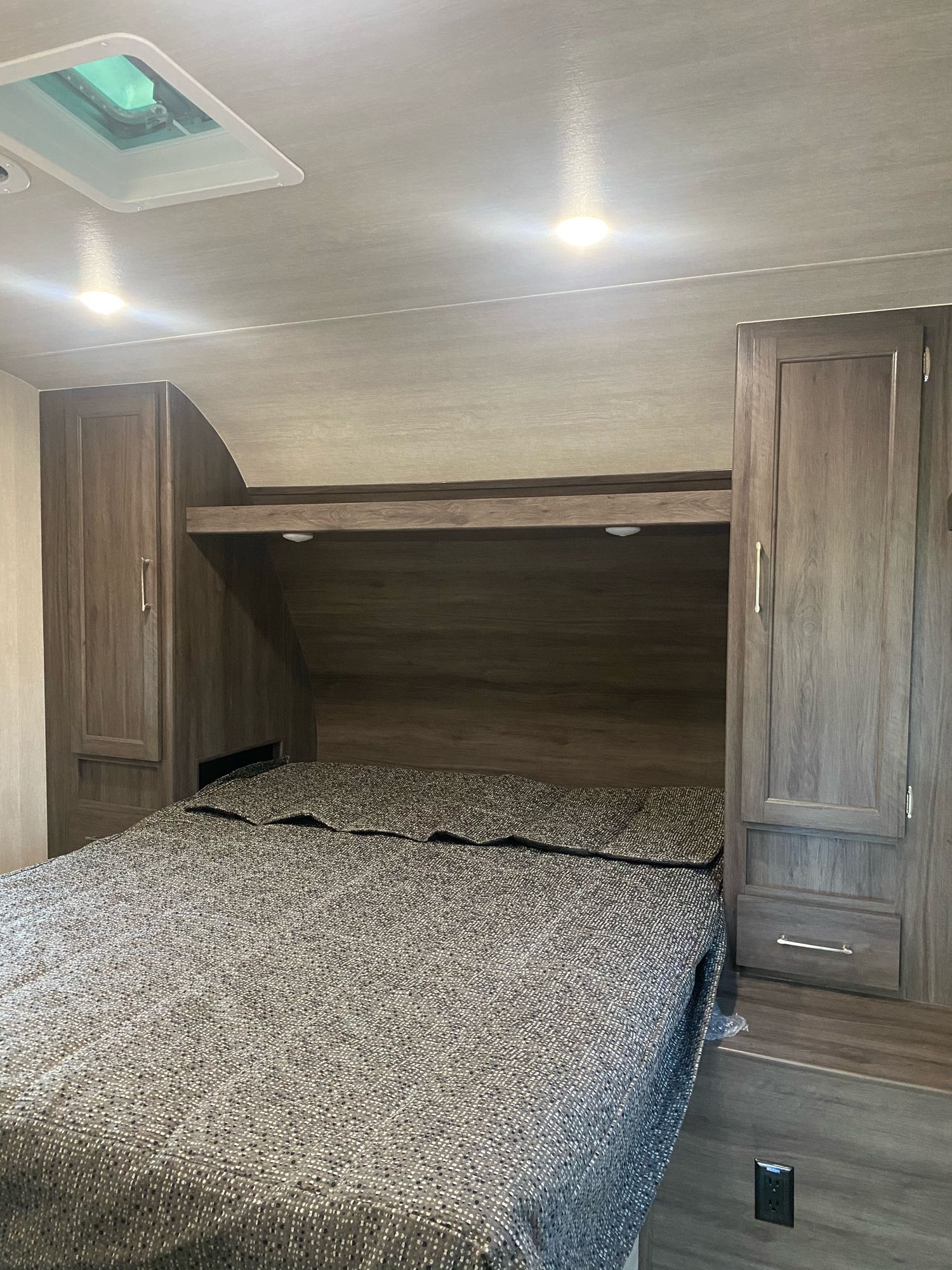 Master queen bed. Genesis Supreme Rv Genesis Supreme 2022