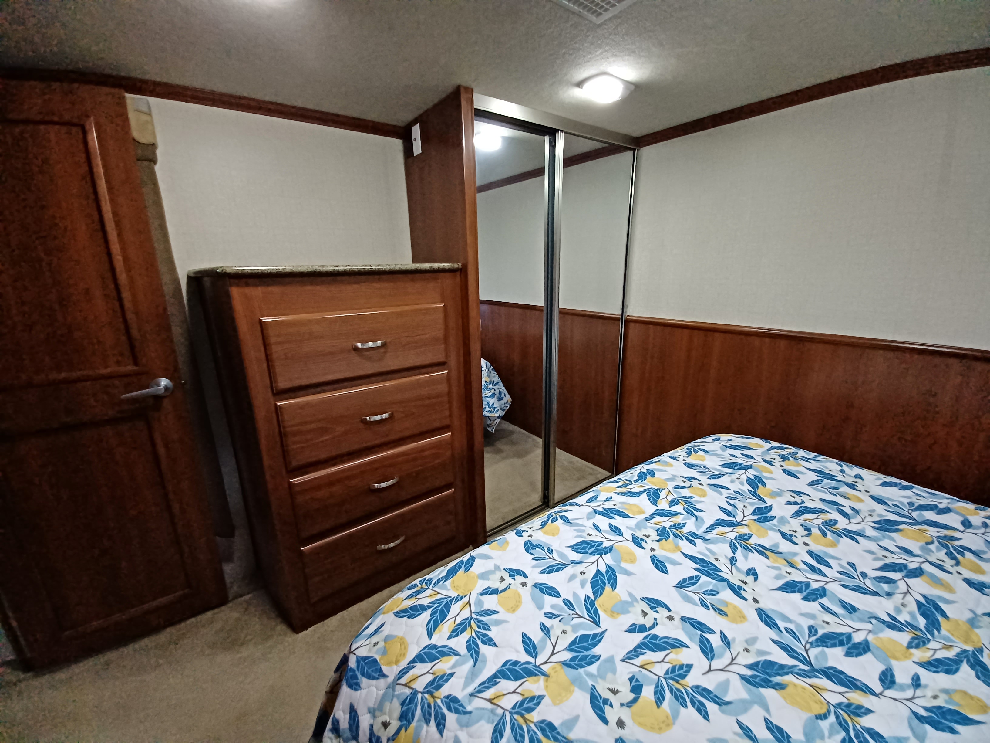 Plenty of closet and dresser space. Fleetwood Terra M33L 2008