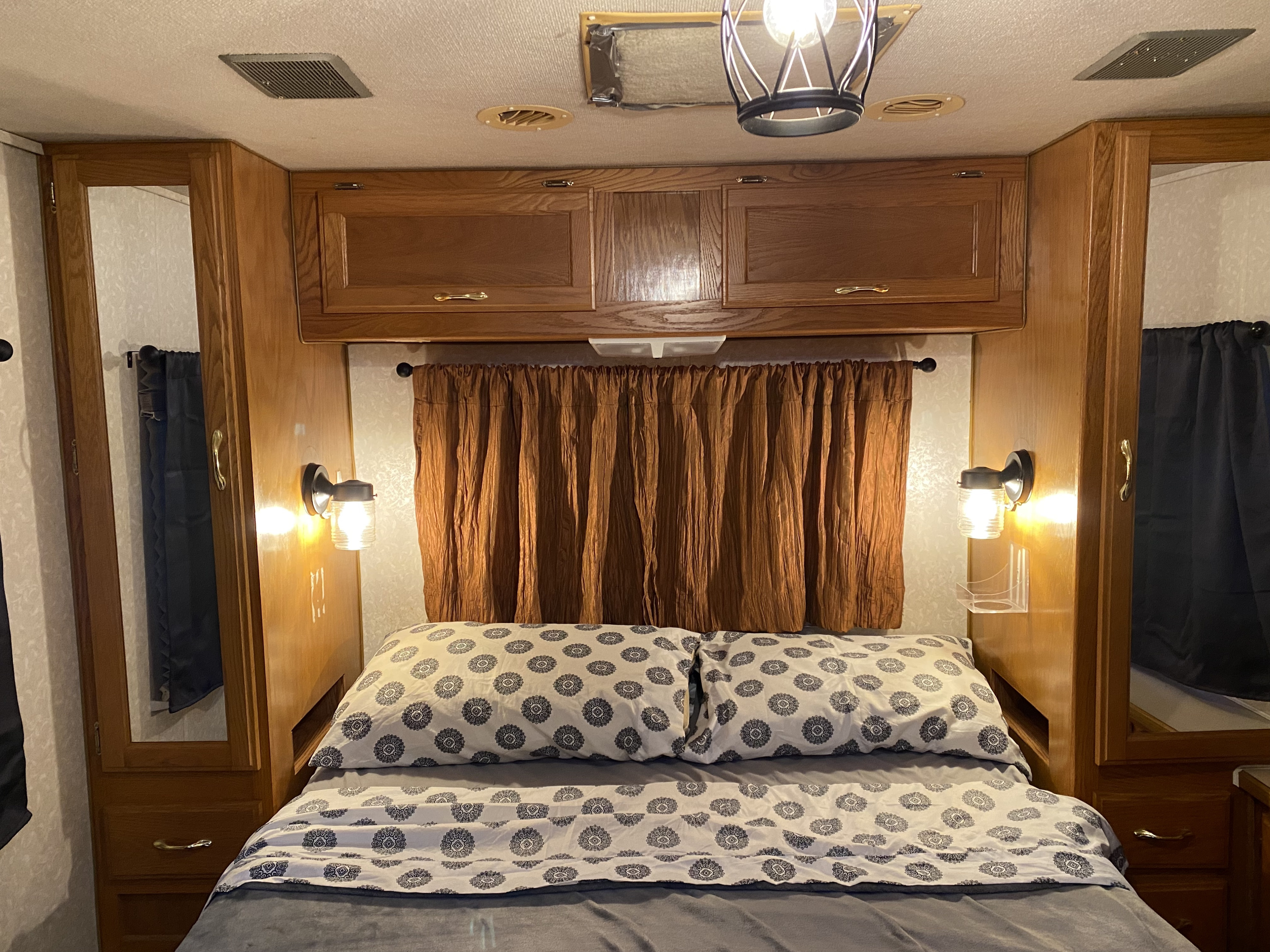 Queen size bed in the back room. There is a nice comfy mattress pad! Nice warm lighting. Gulf Stream Ultra 1999