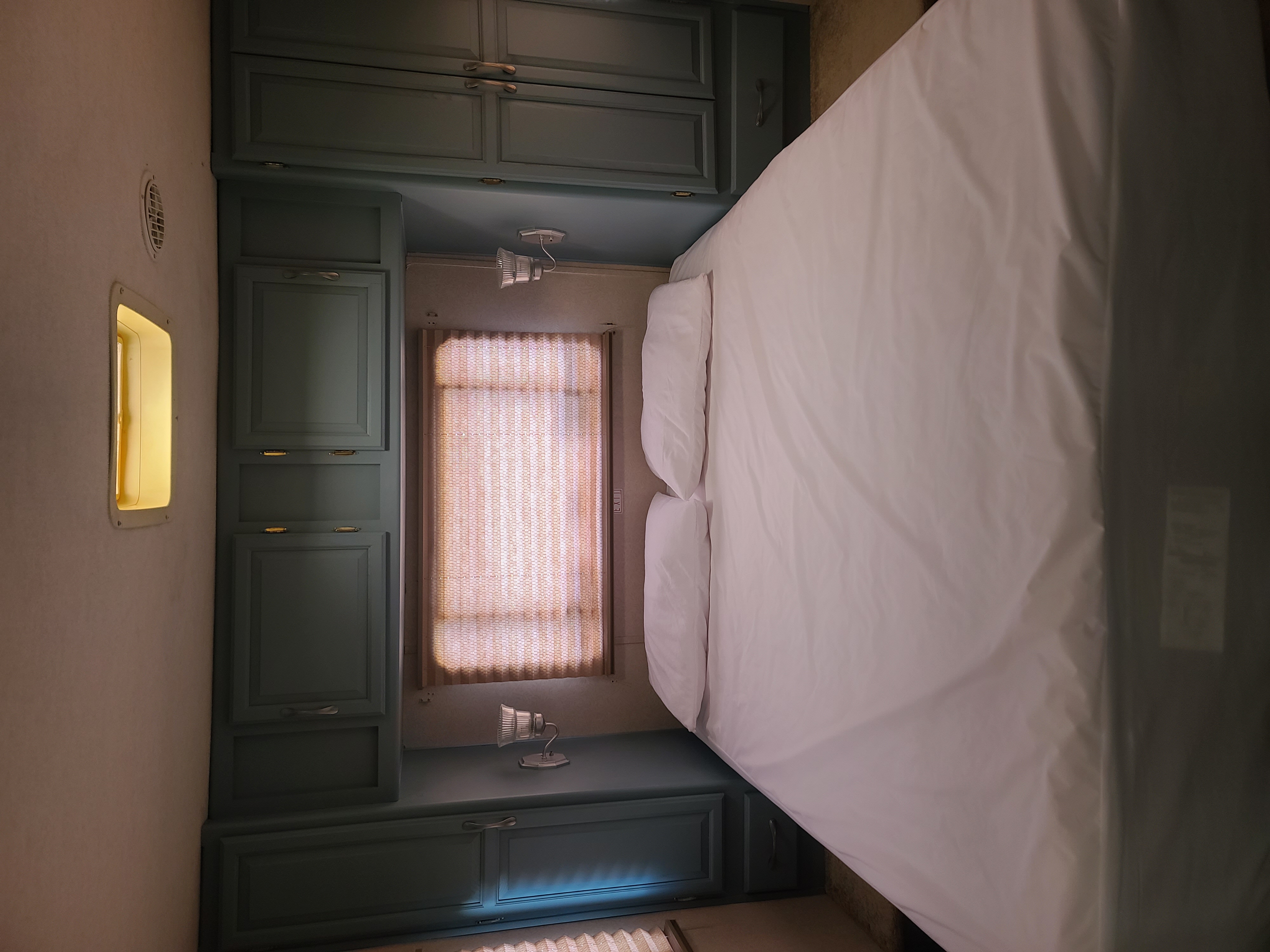 Main bedroom w/queen bed. Coachmen Santara 2002