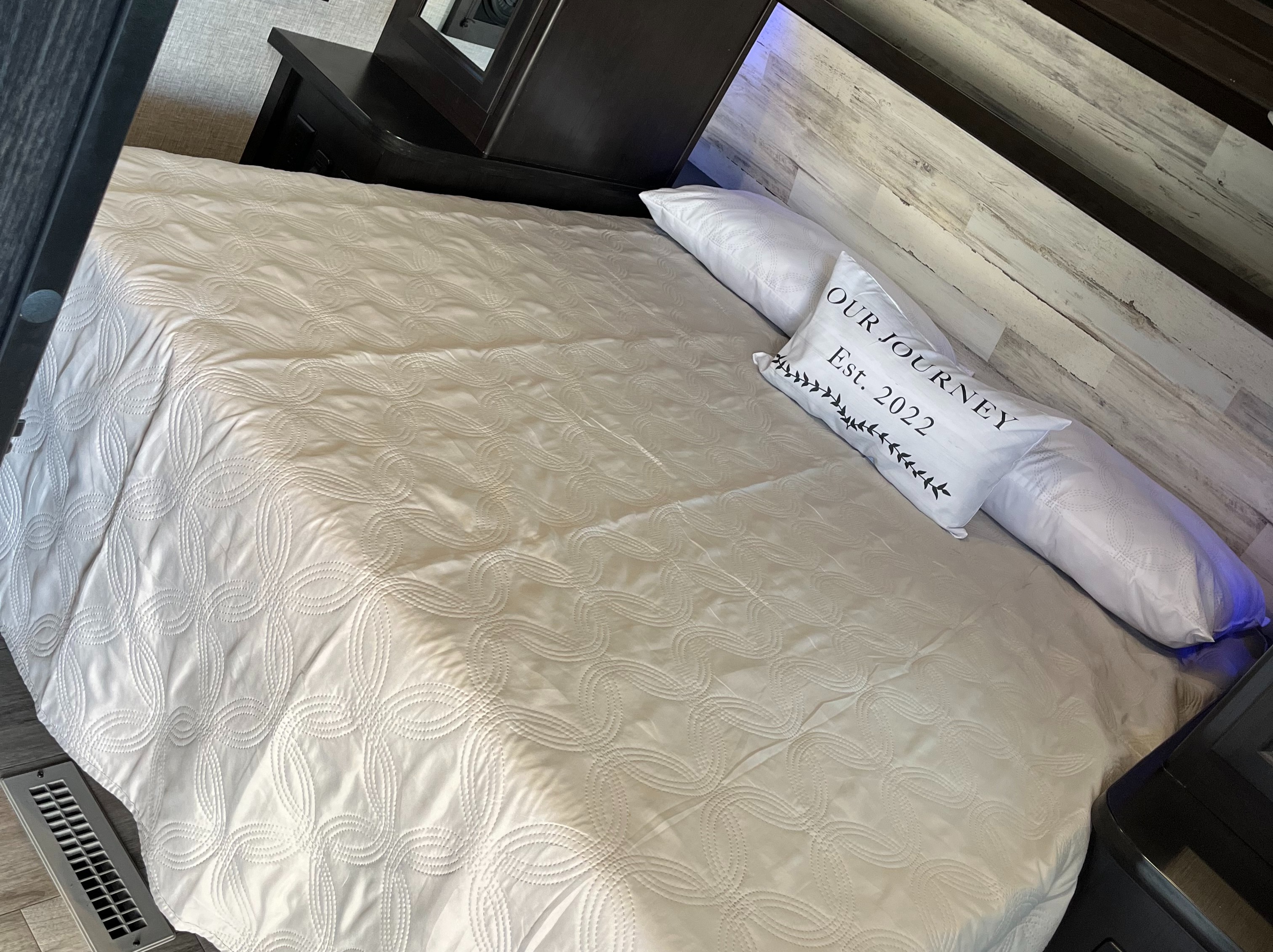 Queen bed in bedroom. Jayco Jay Feather 2022