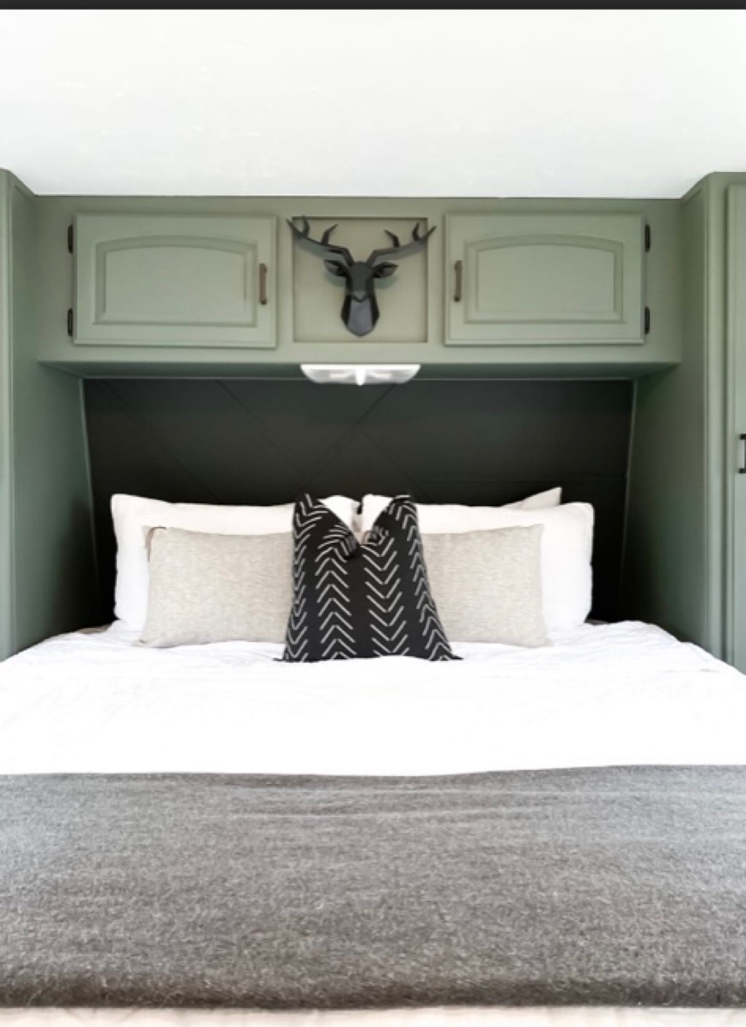 The queen bed in the private bedroom off of the bathroom. . Keystone Hornet 2007