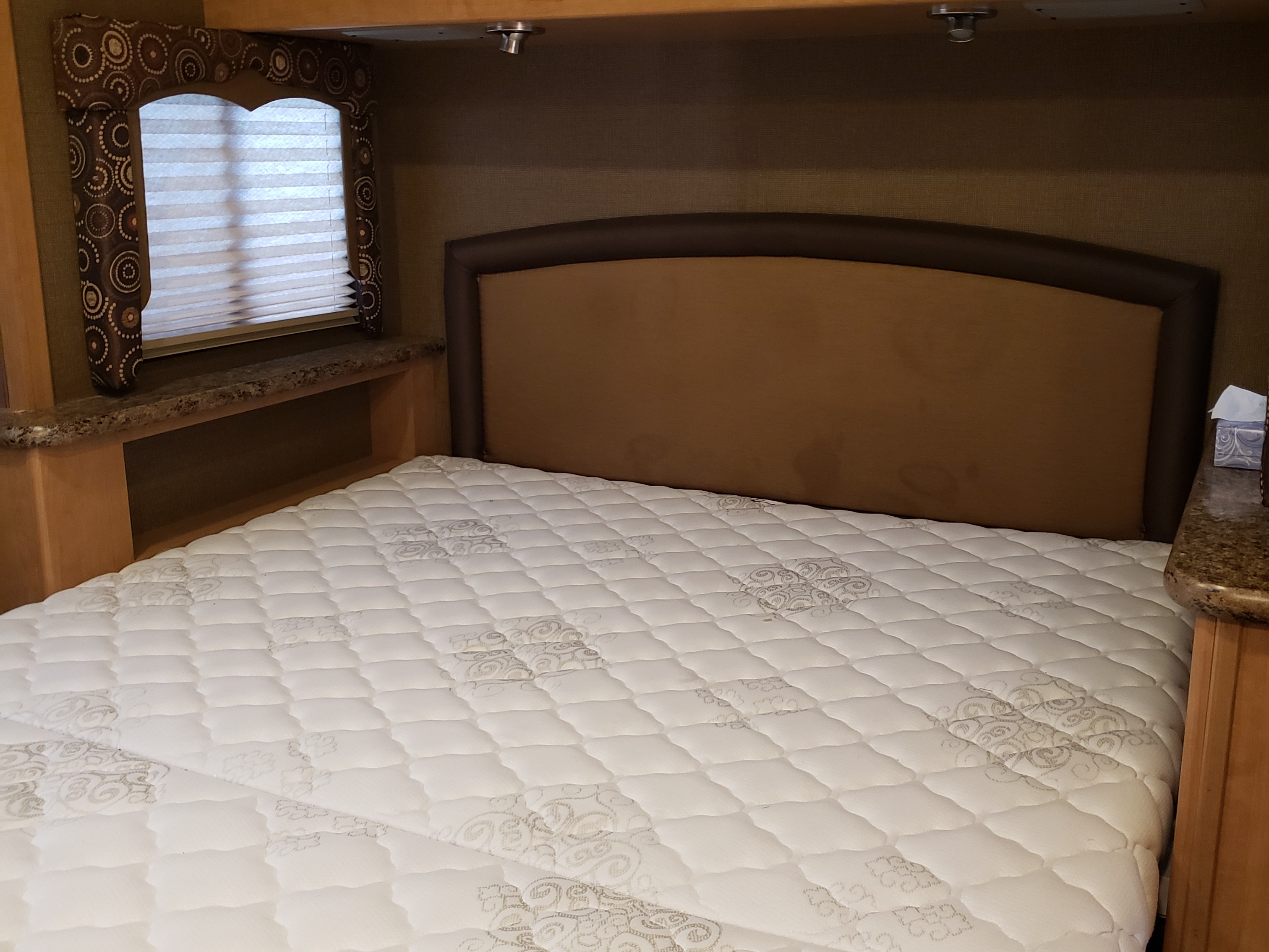 Queen bed. Thor Four Winds 2017