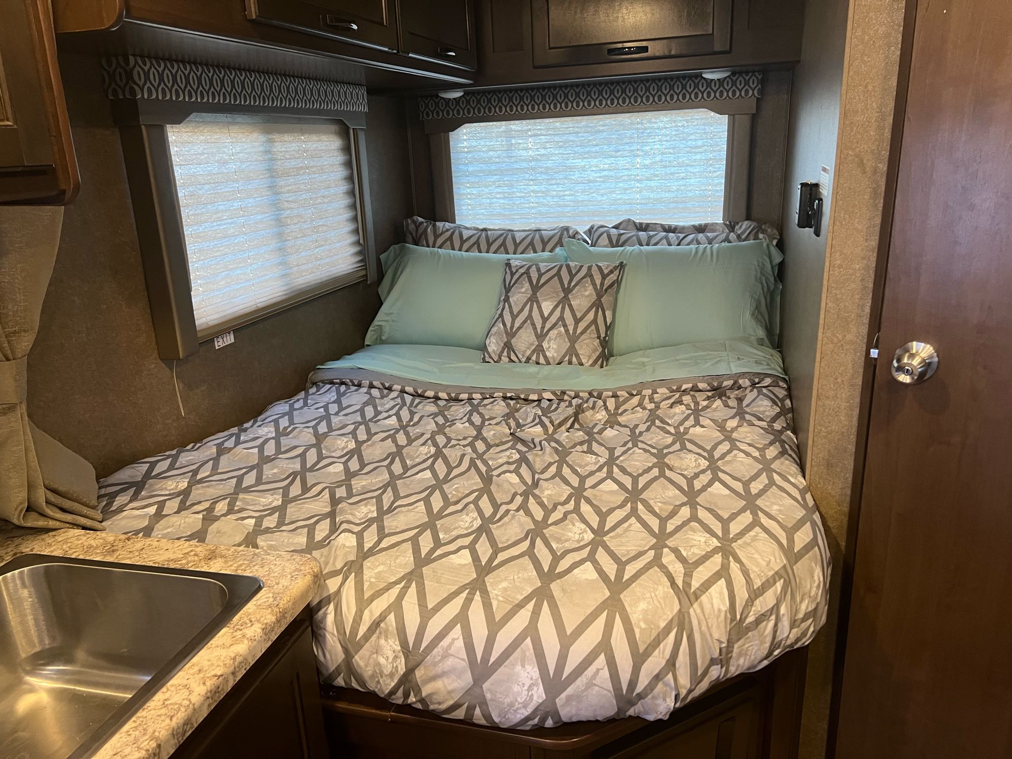 Queen bed. Thor Freedom Elite 2020