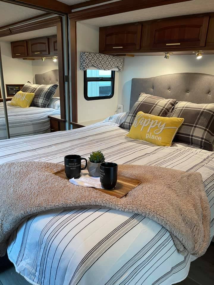 This comfy matress features a sleepnumber queen sized bed, new headboard, sheets and comforter.. Itasca Horizon 2004