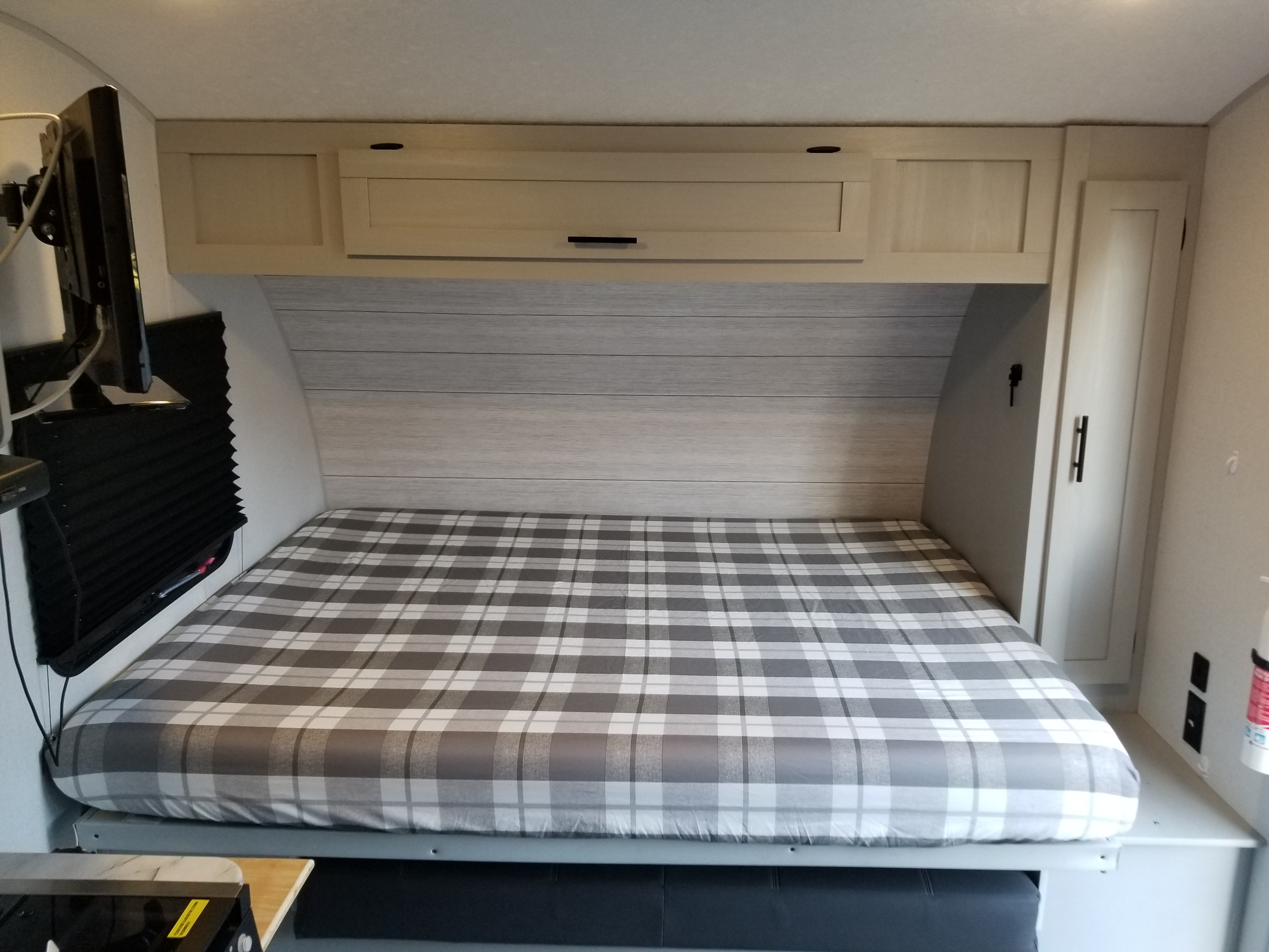 Deluxe Queen Foam Mattress with bedding and mounted television for your leisure.. Forest River Salem FSX 2021