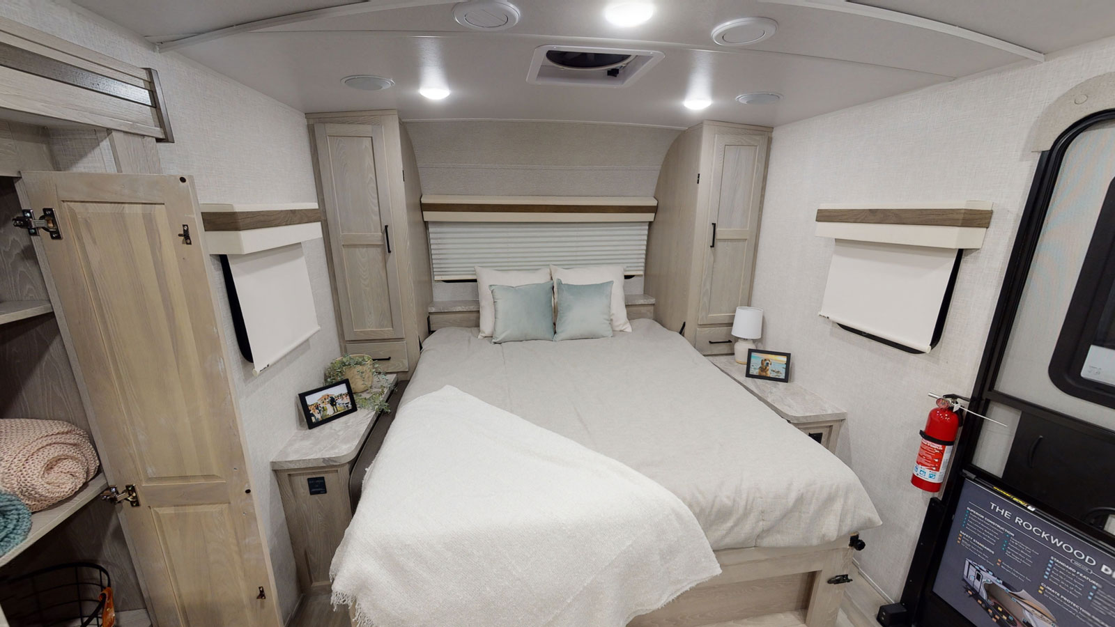 Queen Murphy bed with organic cotton sheets, blanket, quilt and 2 pillows. Forest River Rockwood Mini Lite 2509S 2022