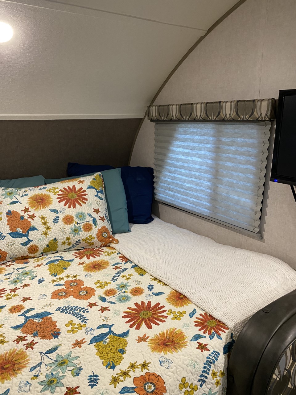 Windows on each side of bed. R-Pod R-Pod Trailer 2018