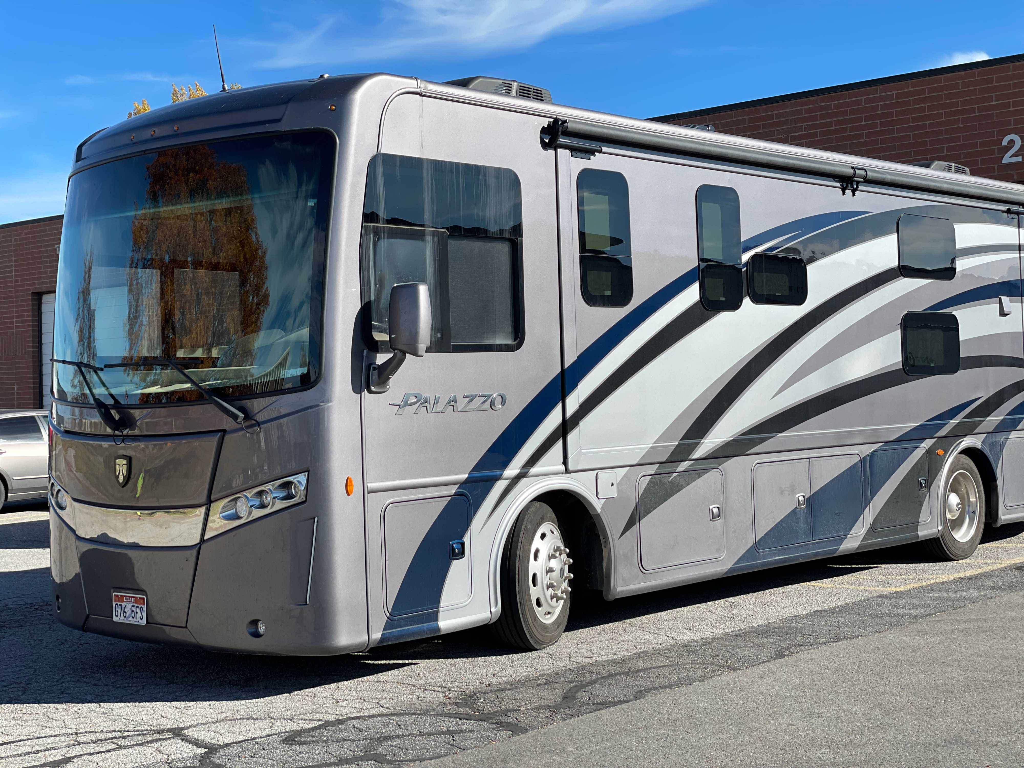 2019 Thor Palazzo Diesel Pusher: Bunk beds, Starlink Internet, Washer/Dryer
