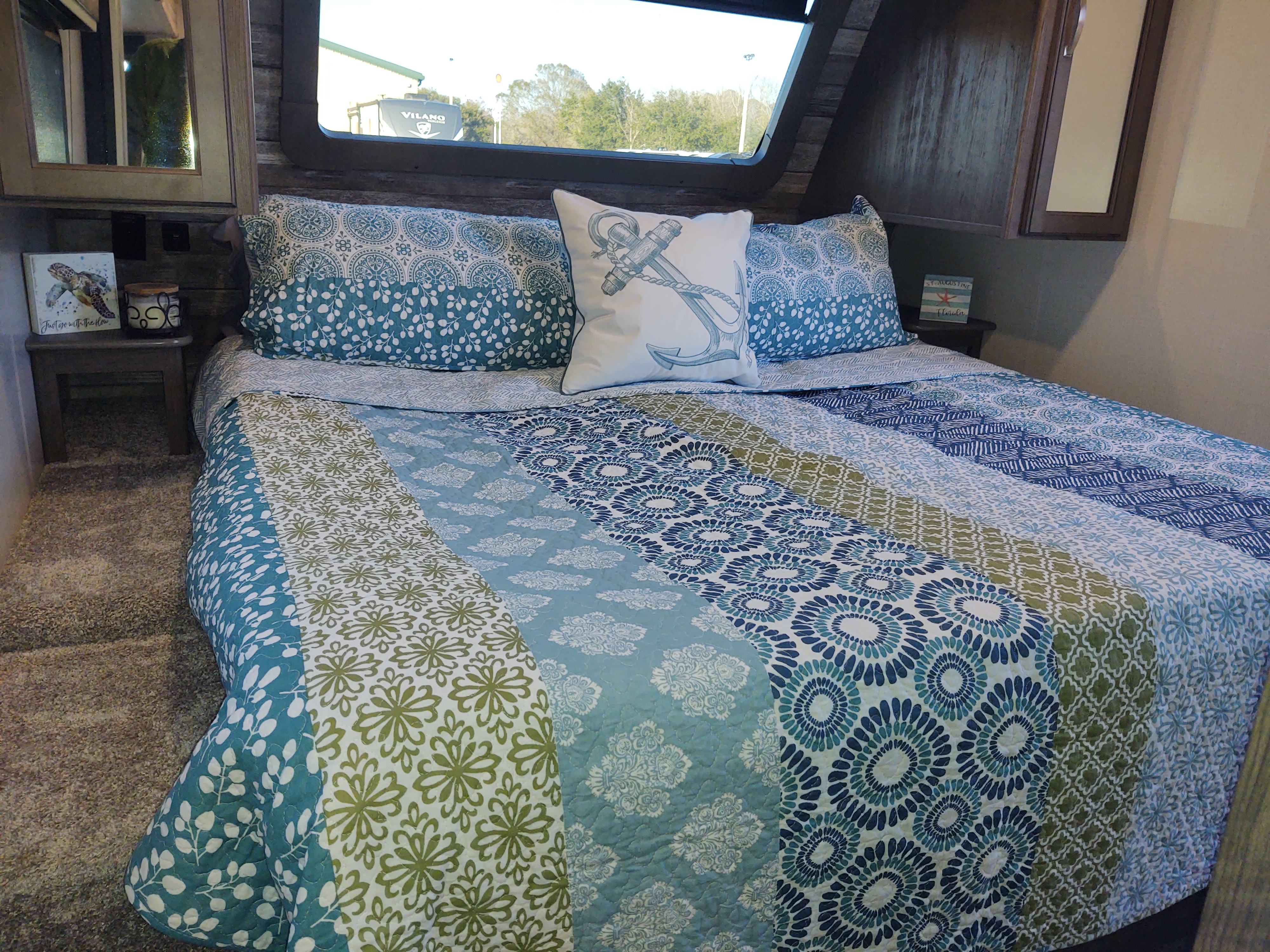 King Bed in bedroom. Keystone RV Cougar 2021