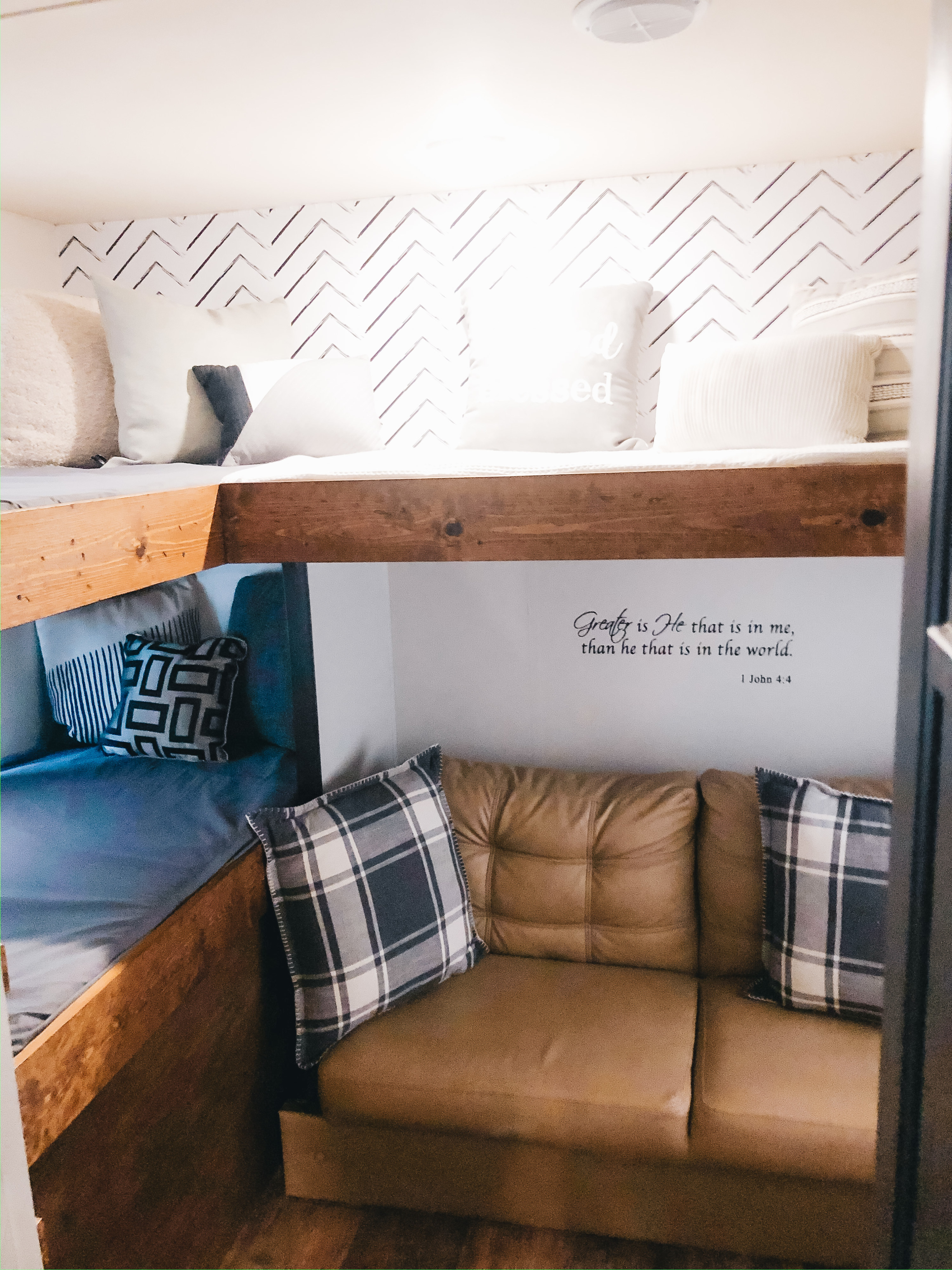 3 twin bunks, jackknife sofa sleeper, Tv. Forest River Cruise Lite 2017