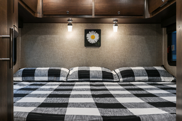 Twin beds easily convert to king bed configuration. Tiffin Wayfarer 24TW 2018