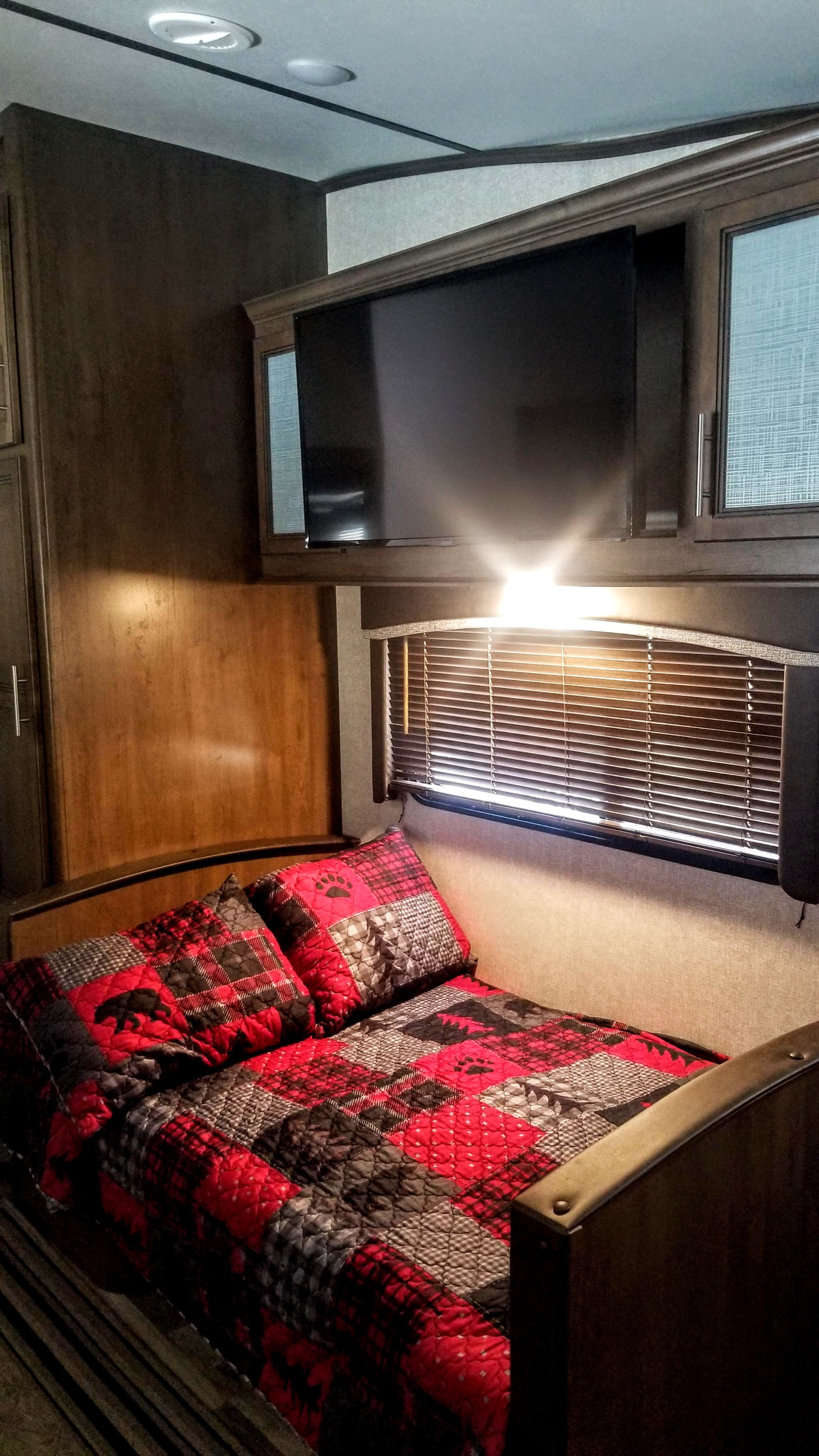 40x60 2 sheets to hold cushions together, plush mattress pad/protector, pillows w/ protectors, sheet set, blanket, duvet set.. Keystone RV Cougar 2020