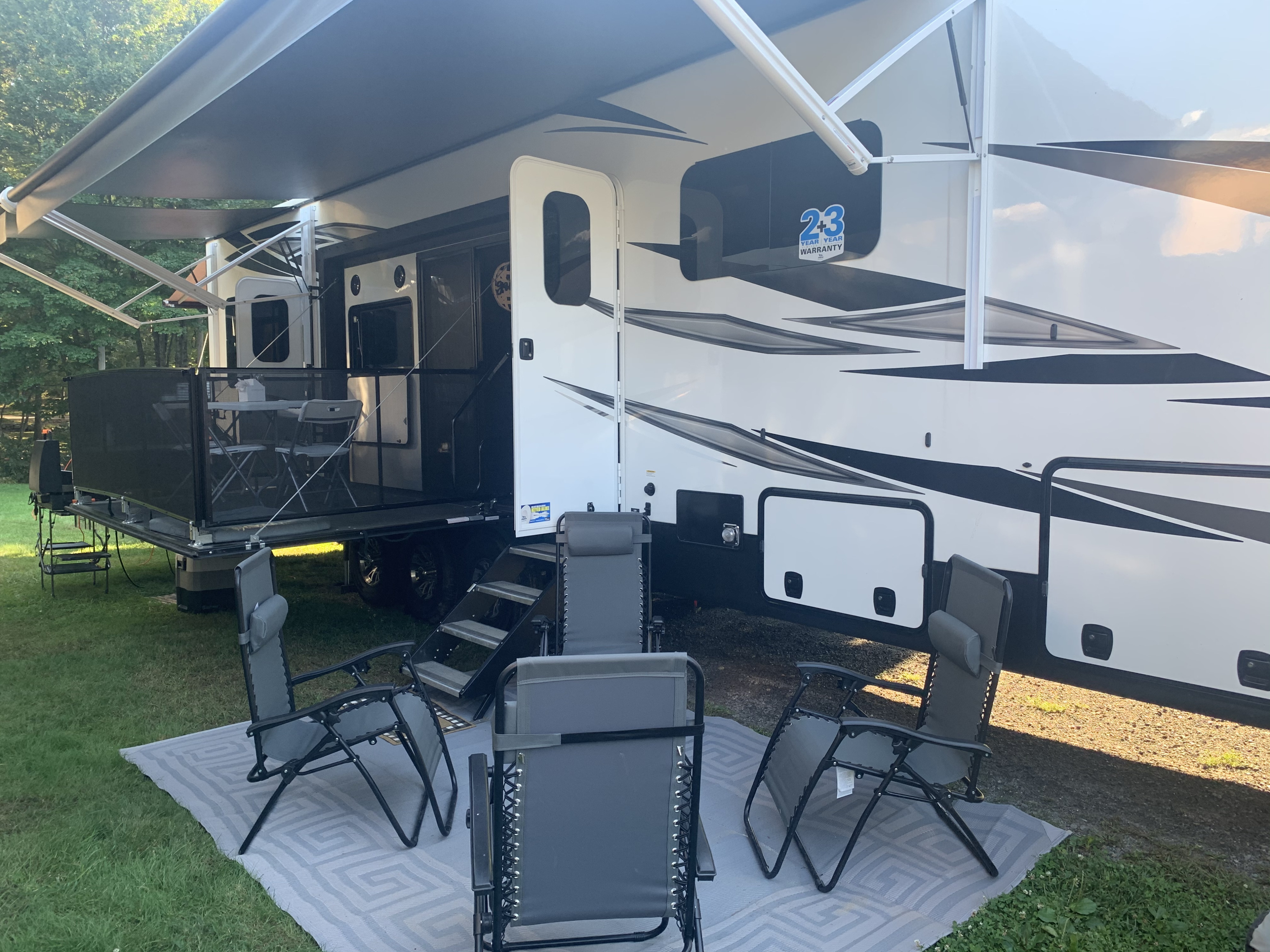 Fifth-wheel RV Rental 