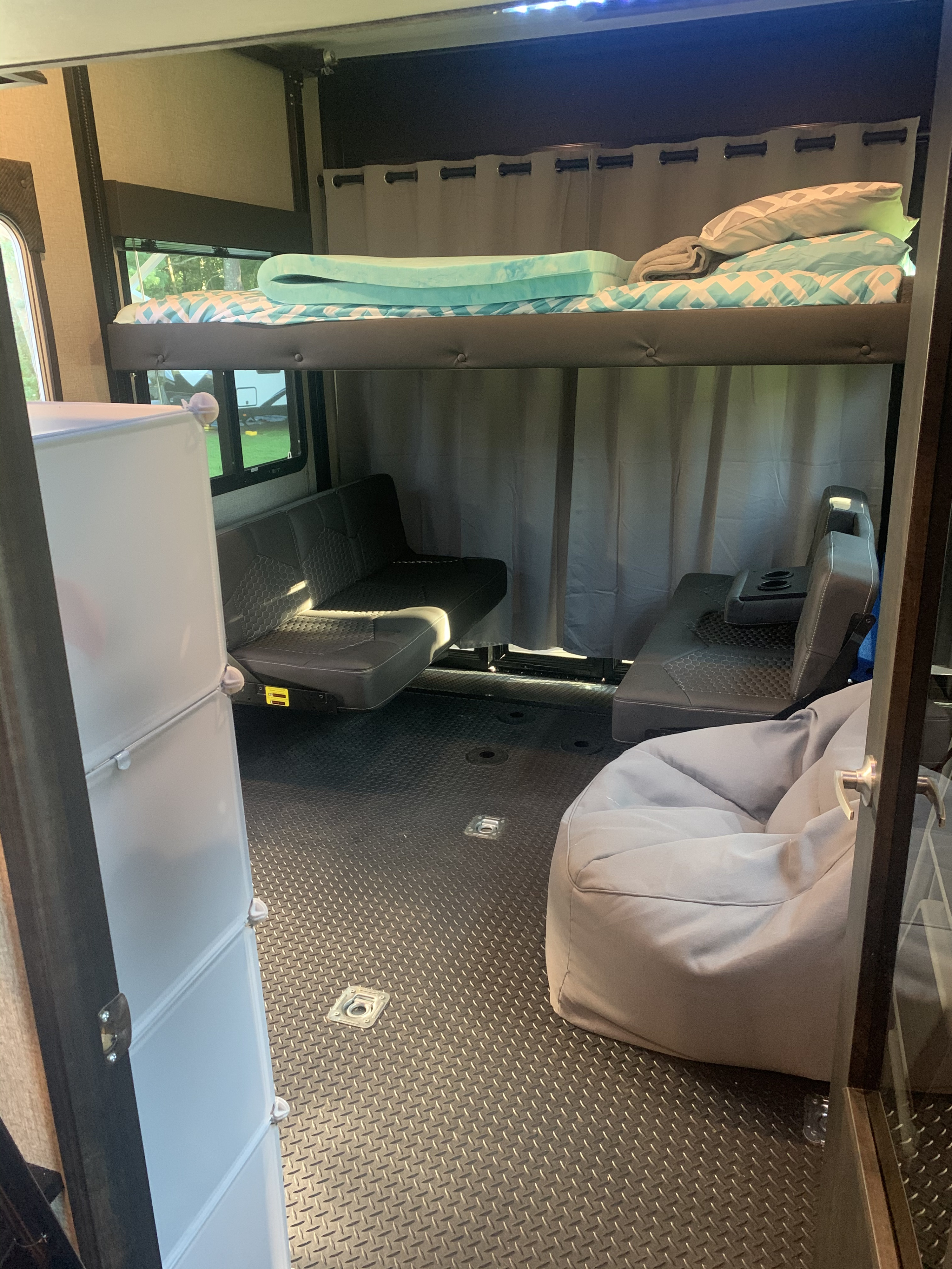 Fifth-wheel RV Rental 