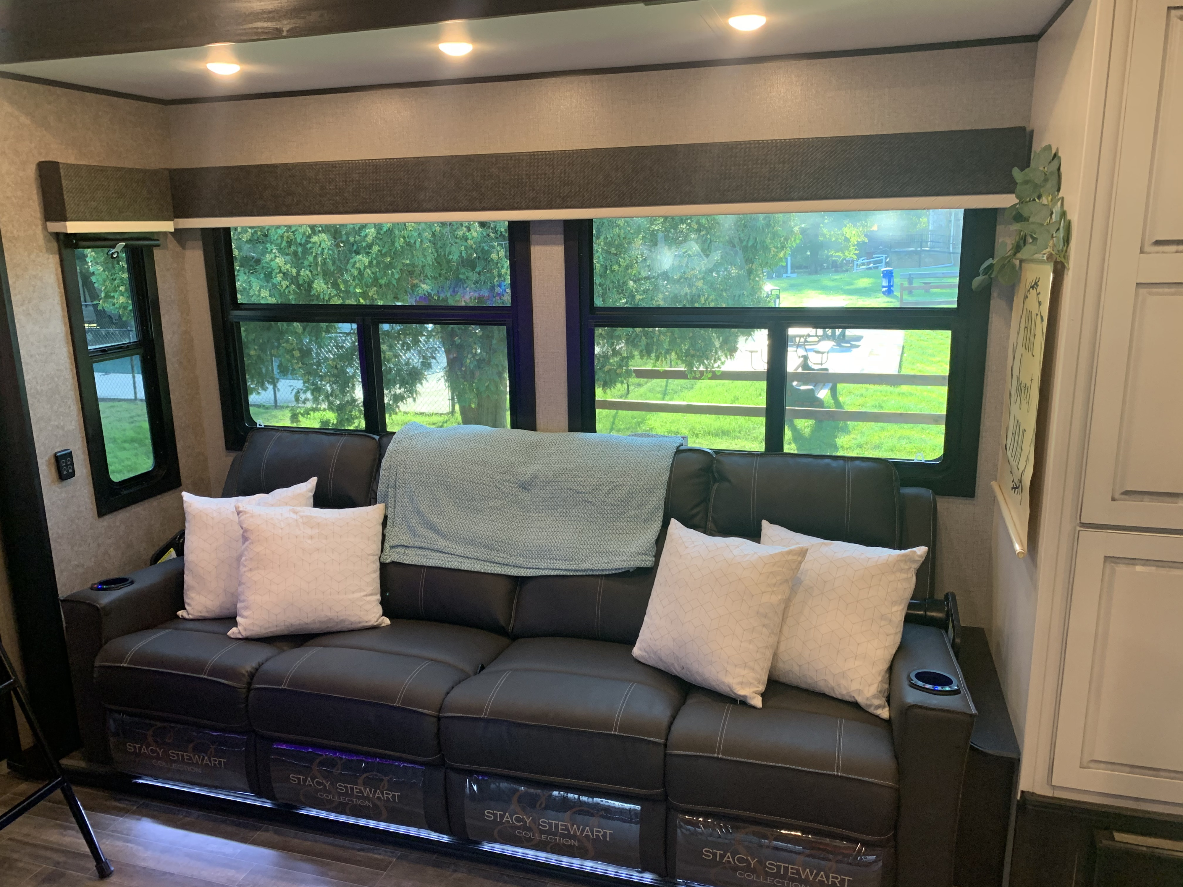 Fifth-wheel RV Rental 