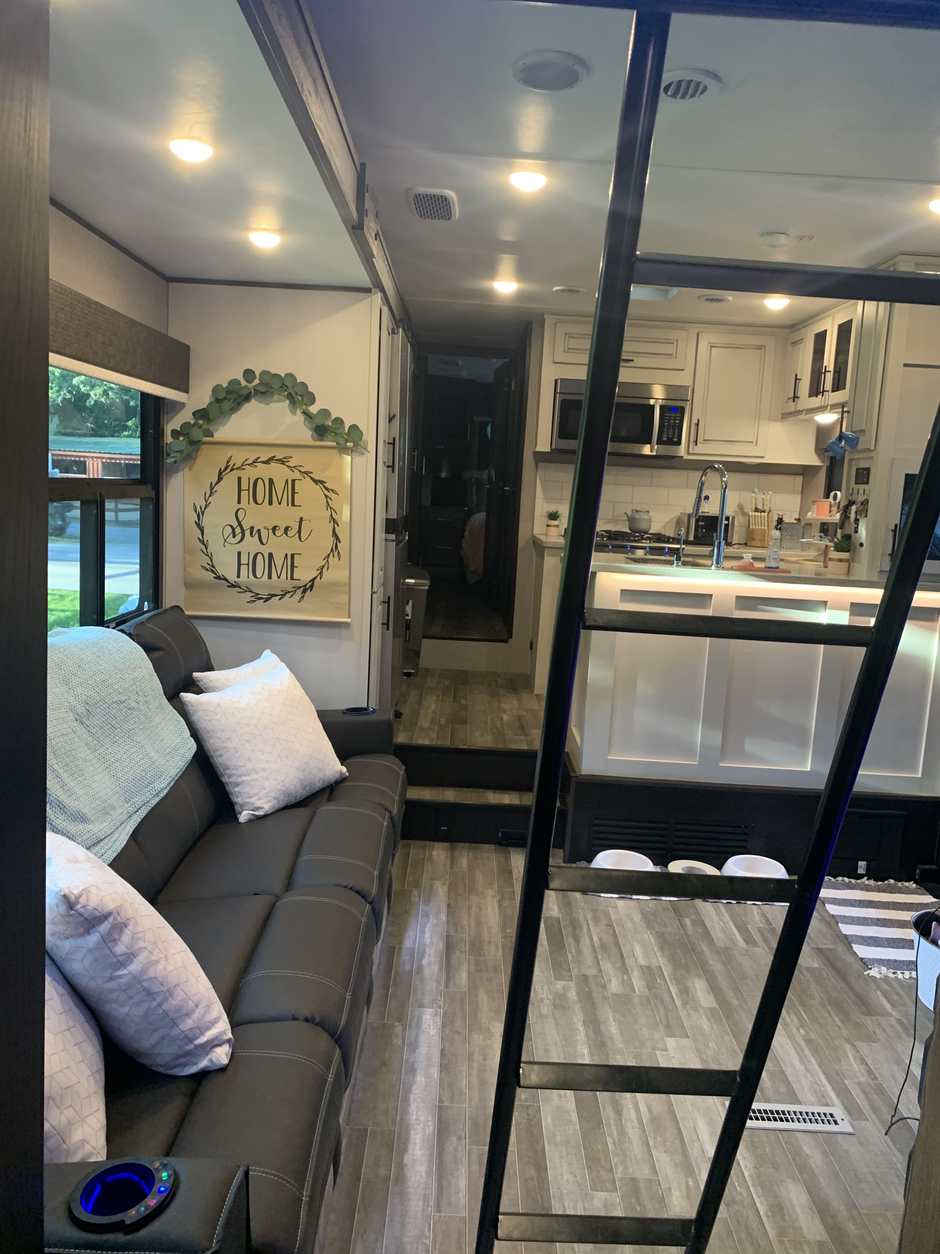 Fifth-wheel RV Rental 