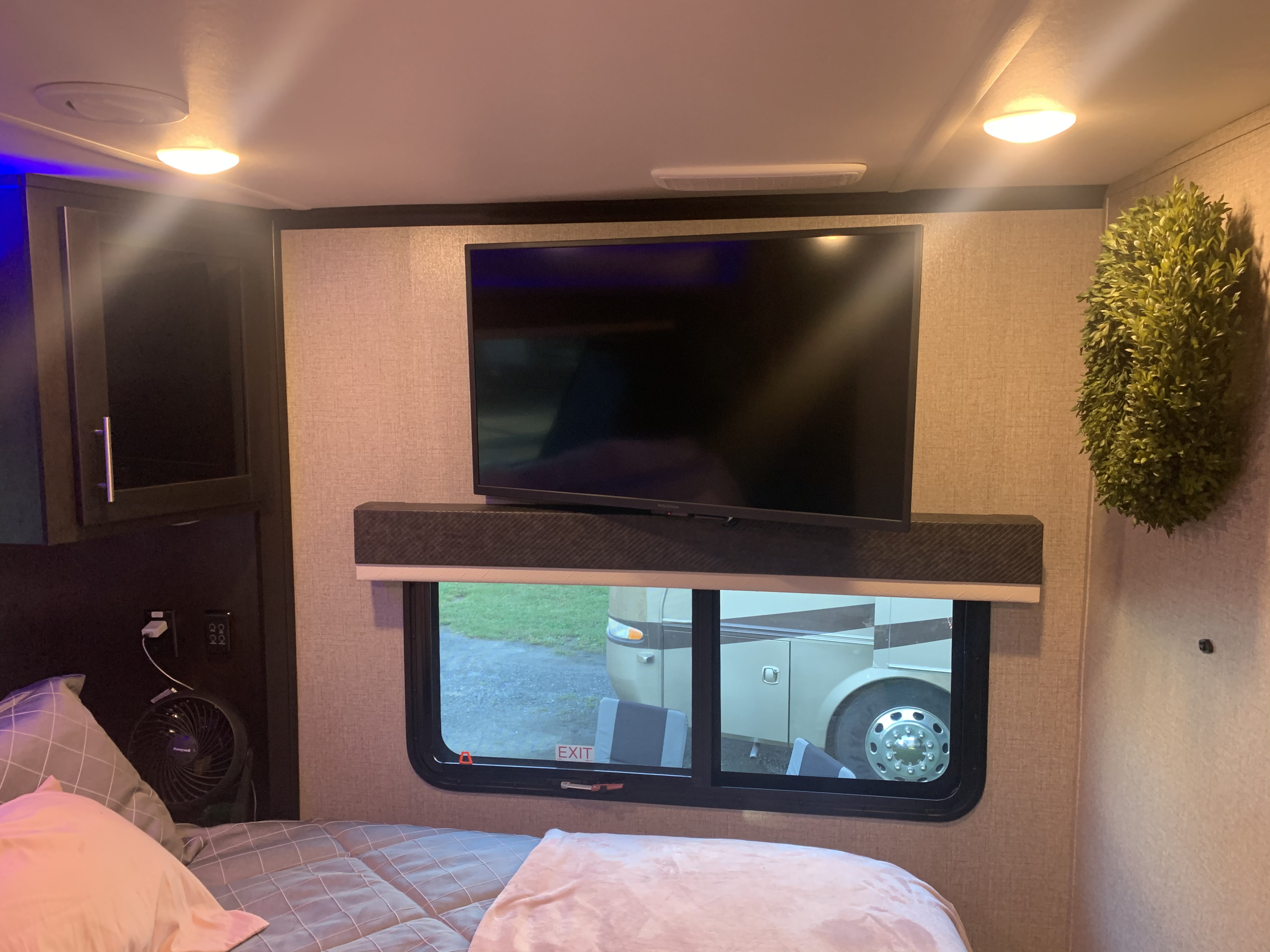 Fifth-wheel RV Rental 