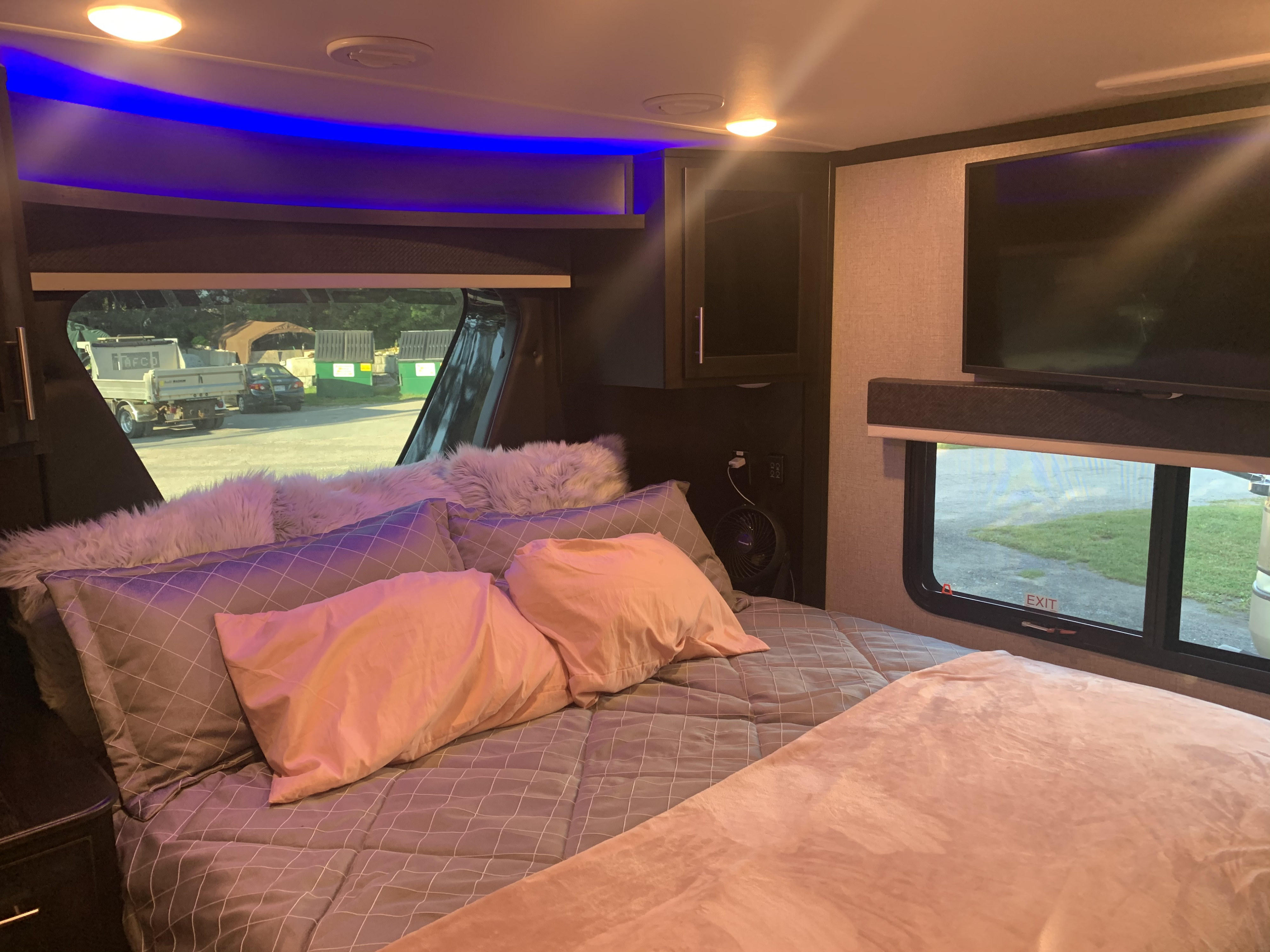 Fifth-wheel RV Rental 