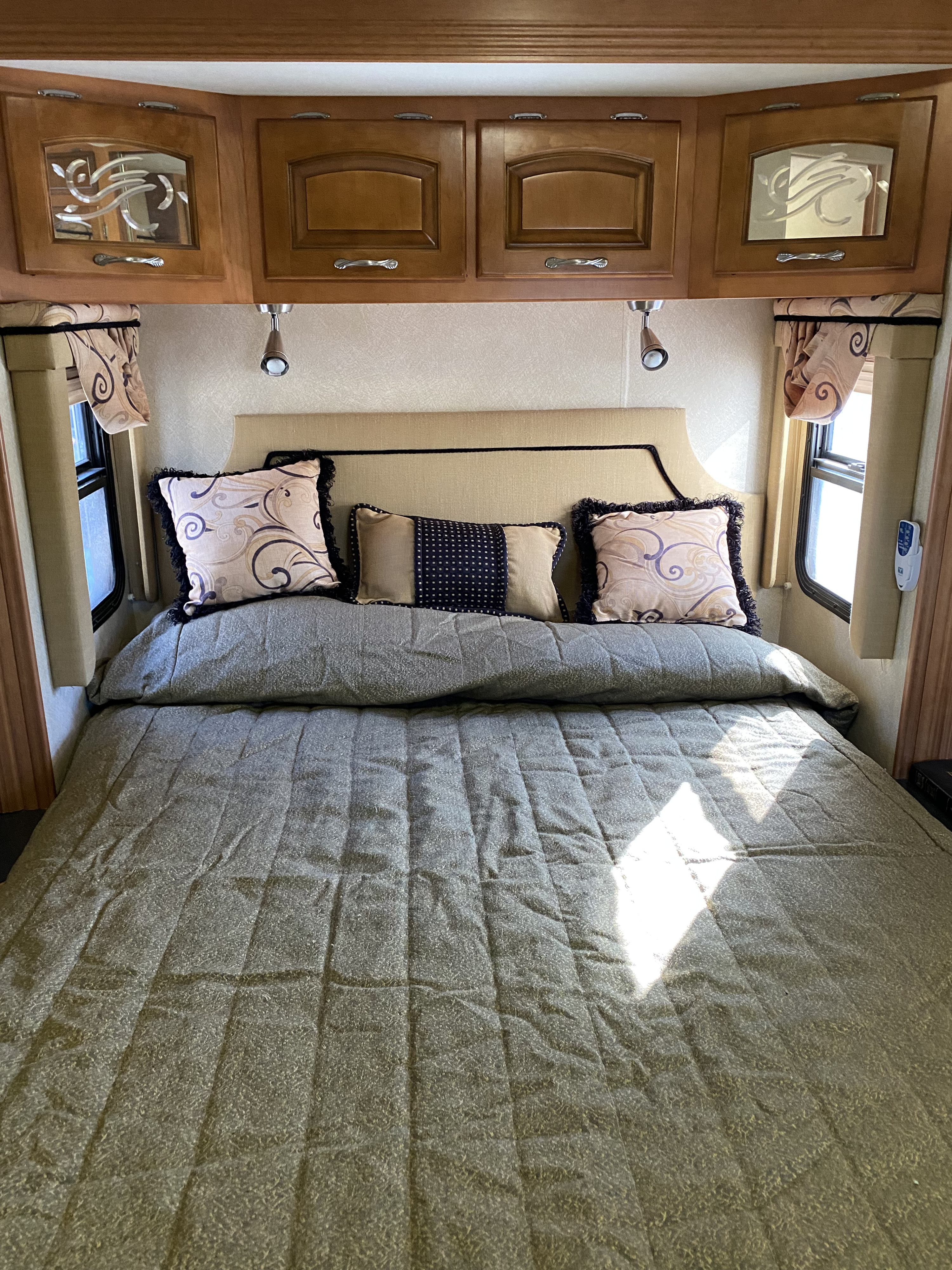 Queen size bed . Newmar Kountry Star 2008