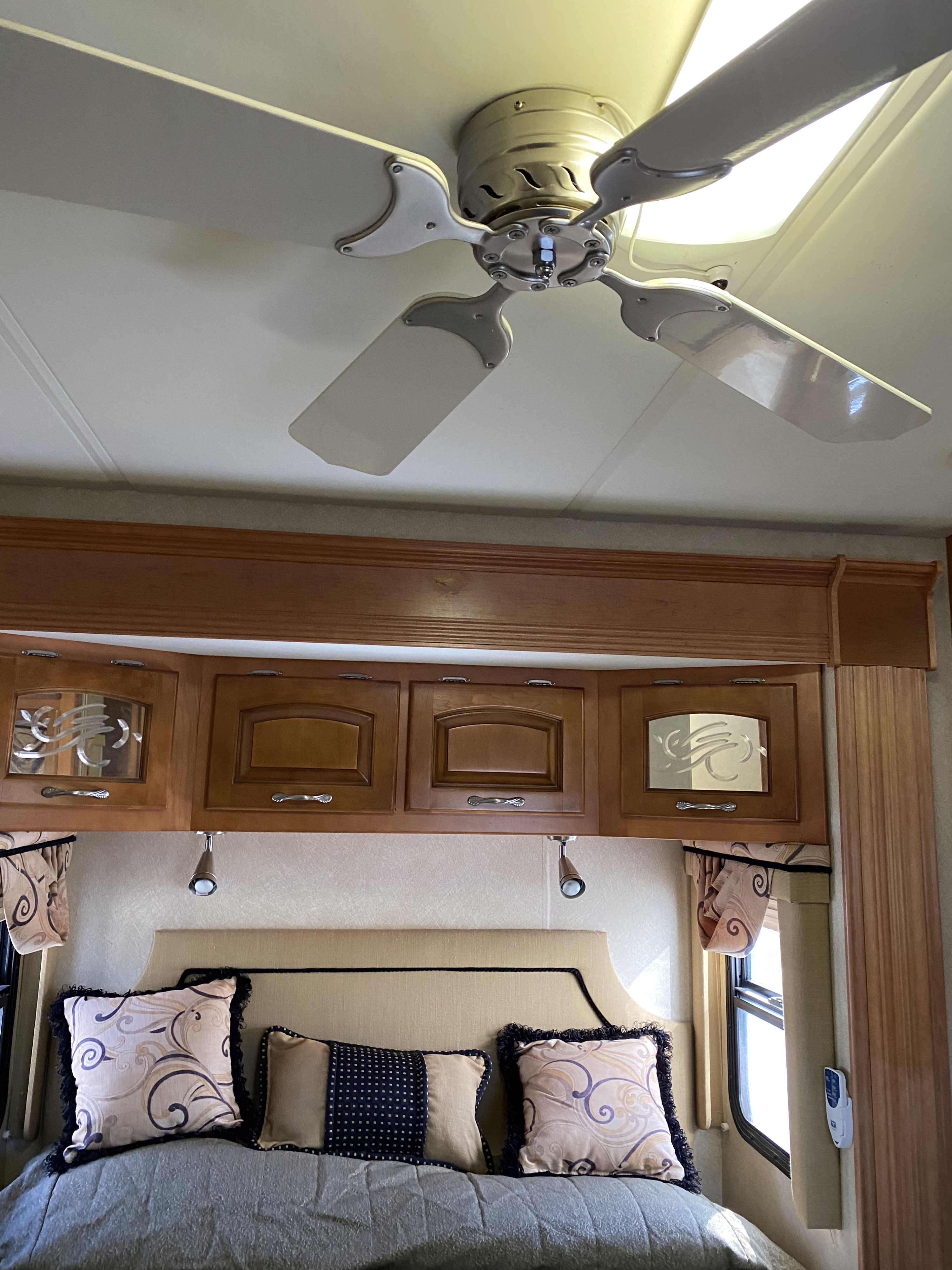Overhead fan and storage area . Newmar Kountry Star 2008