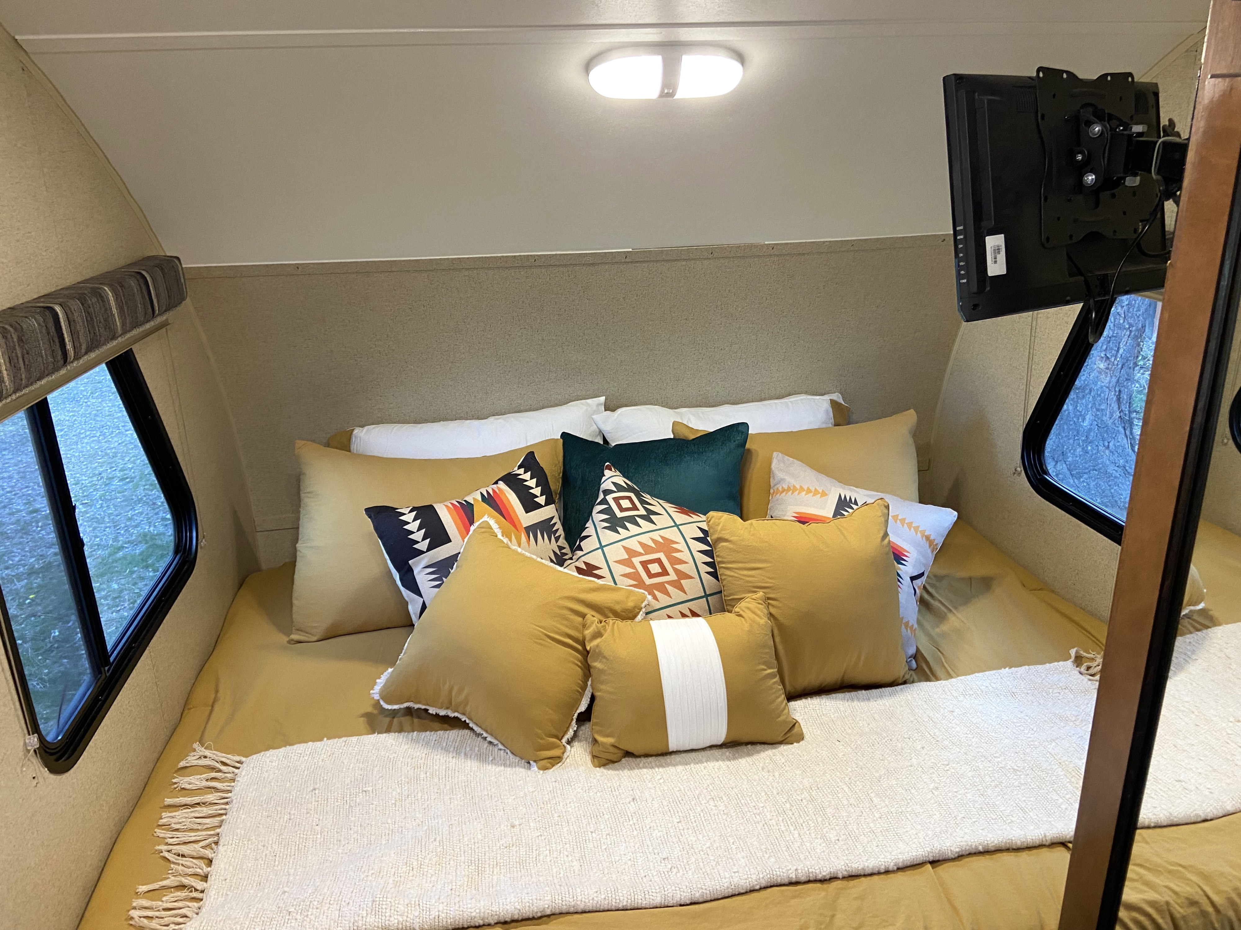 Queen bed includes pillows and fresh línens. Bring your favorite DVDs for those cozy nights in.. R-Pod Hood River Edition 2015