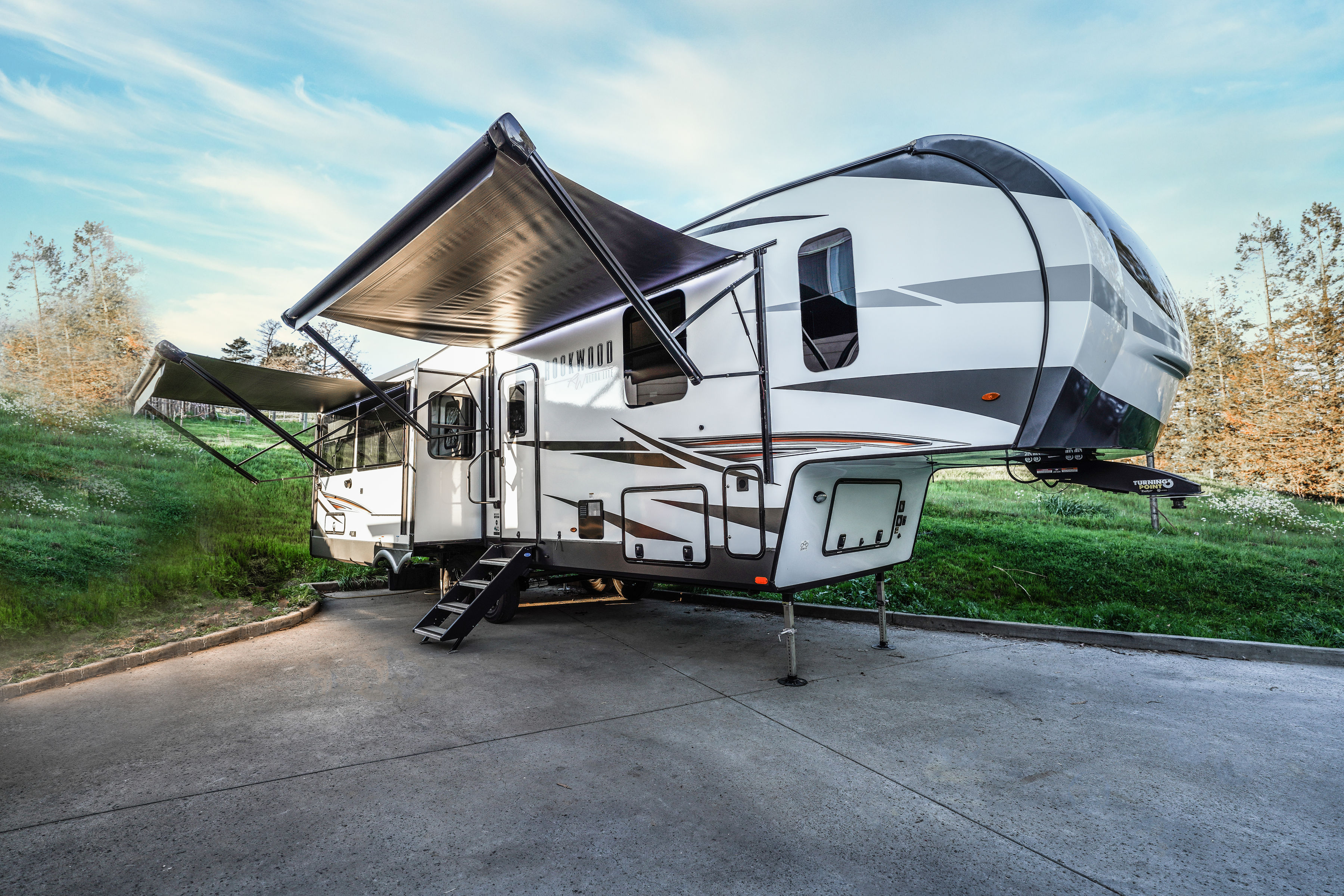 2022 Luxury Feelgood Rockwood 36ft fifth wheel with mid bunk
