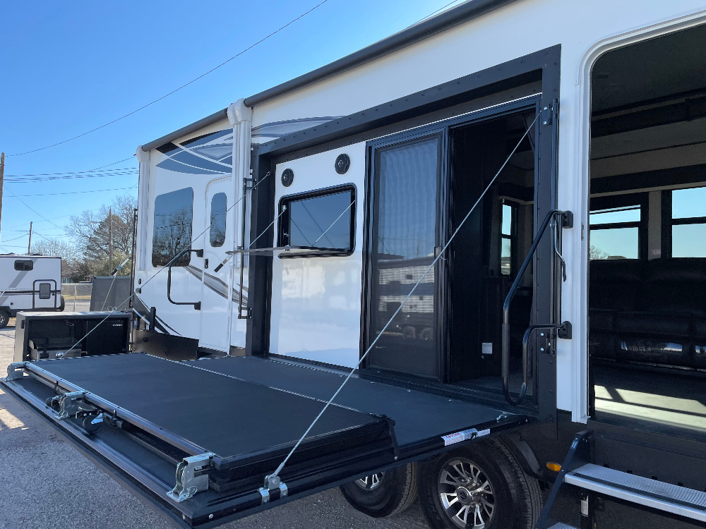 Fifth-wheel RV Rental 