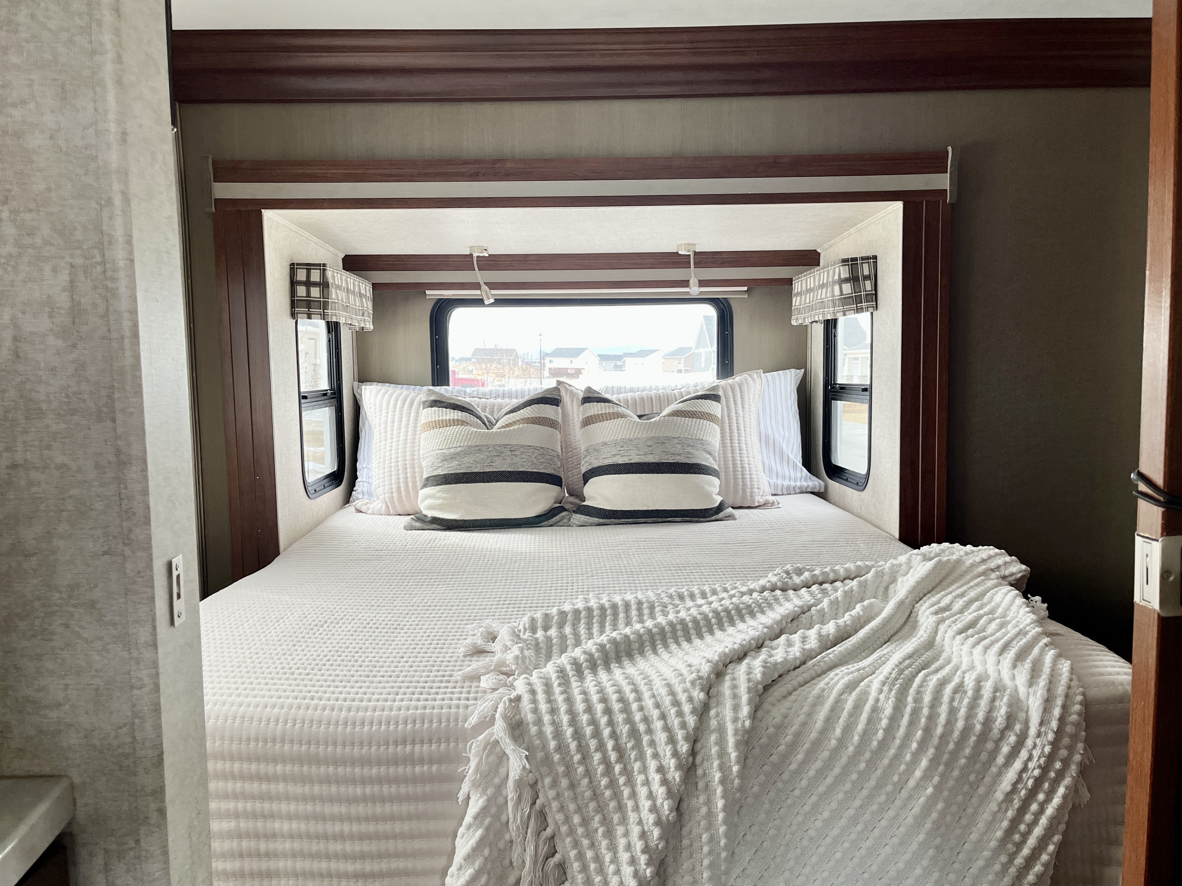 Queen Bed Slide Out. Forest River Sunseeker Classic 2020