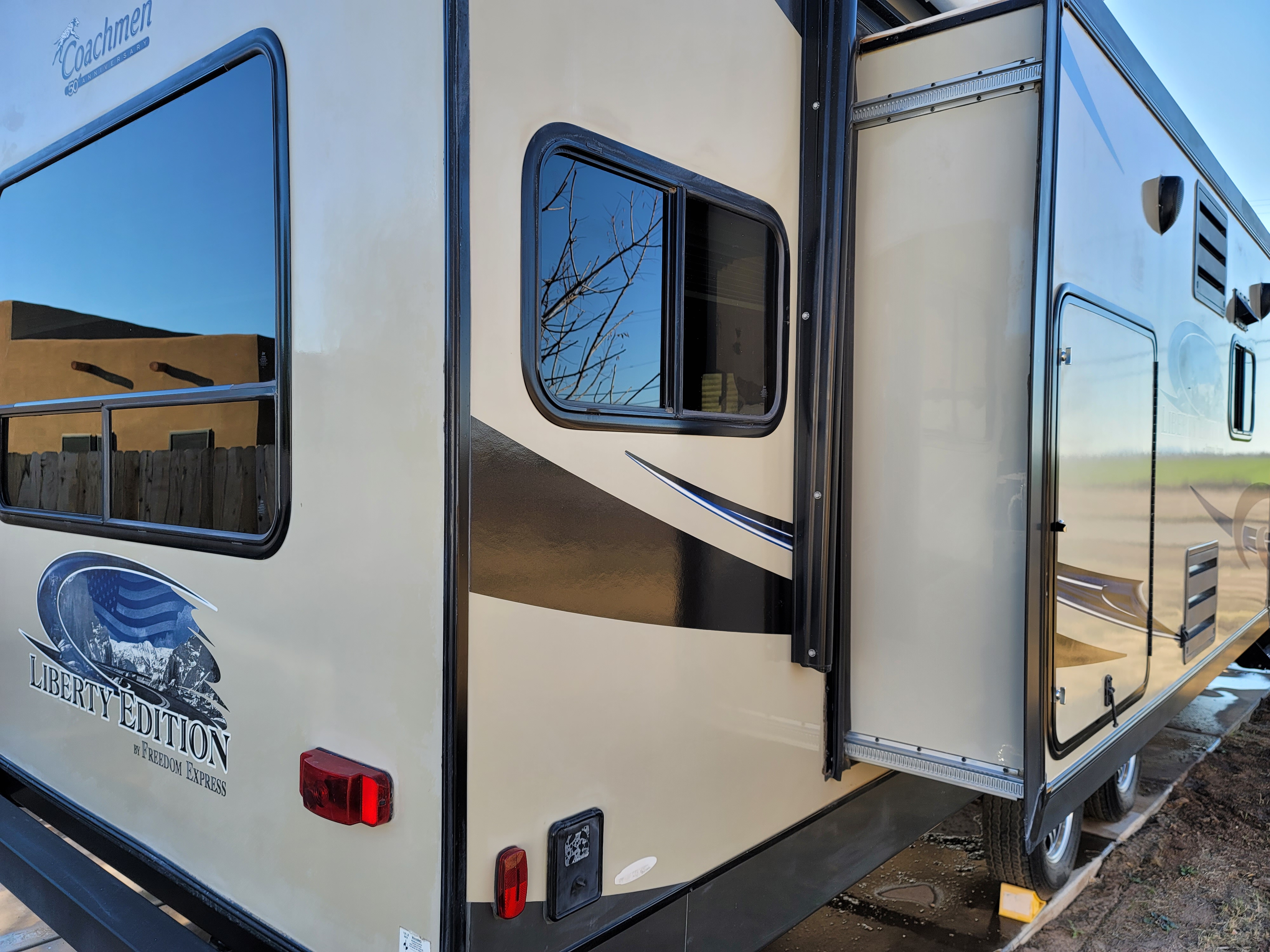 2014 Coachmen Freedom Express Liberty Edition 322RLDS Travel